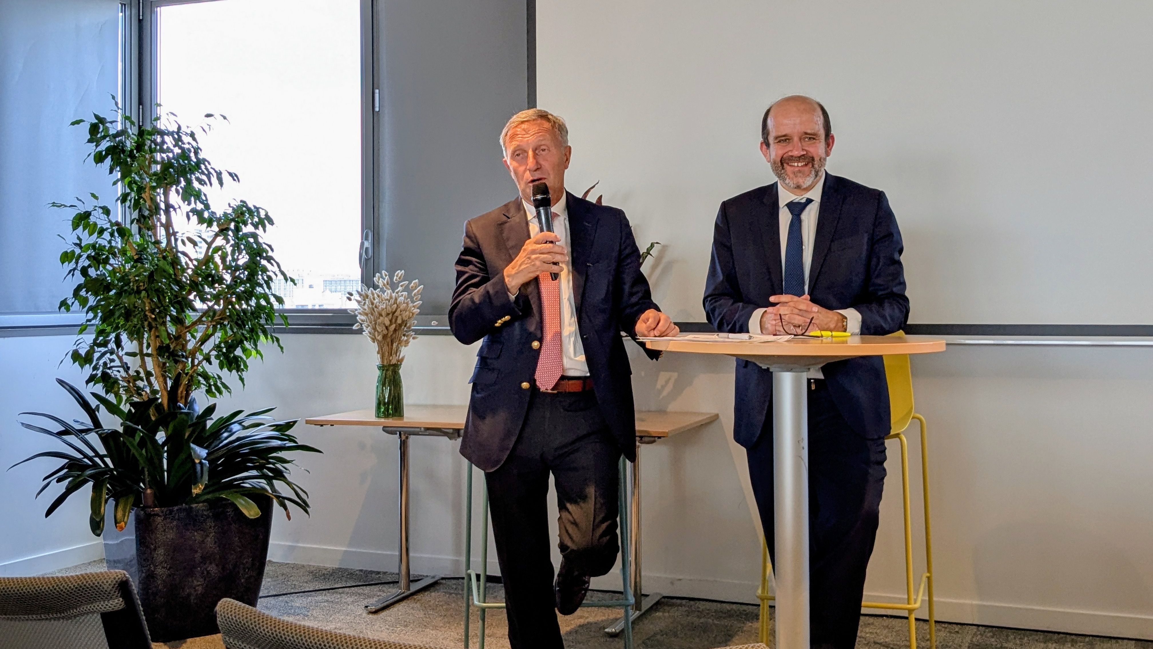 Paul Duphil, secrétaire général de l'OPPBTP (à gauche), et Pierre Ramain, directeur général du Travail.