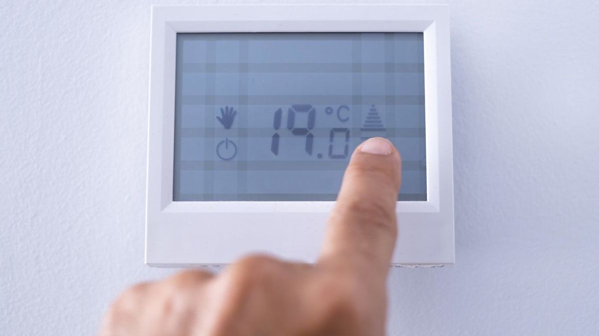 Un thermostat pilotant le chauffage d'un logement.