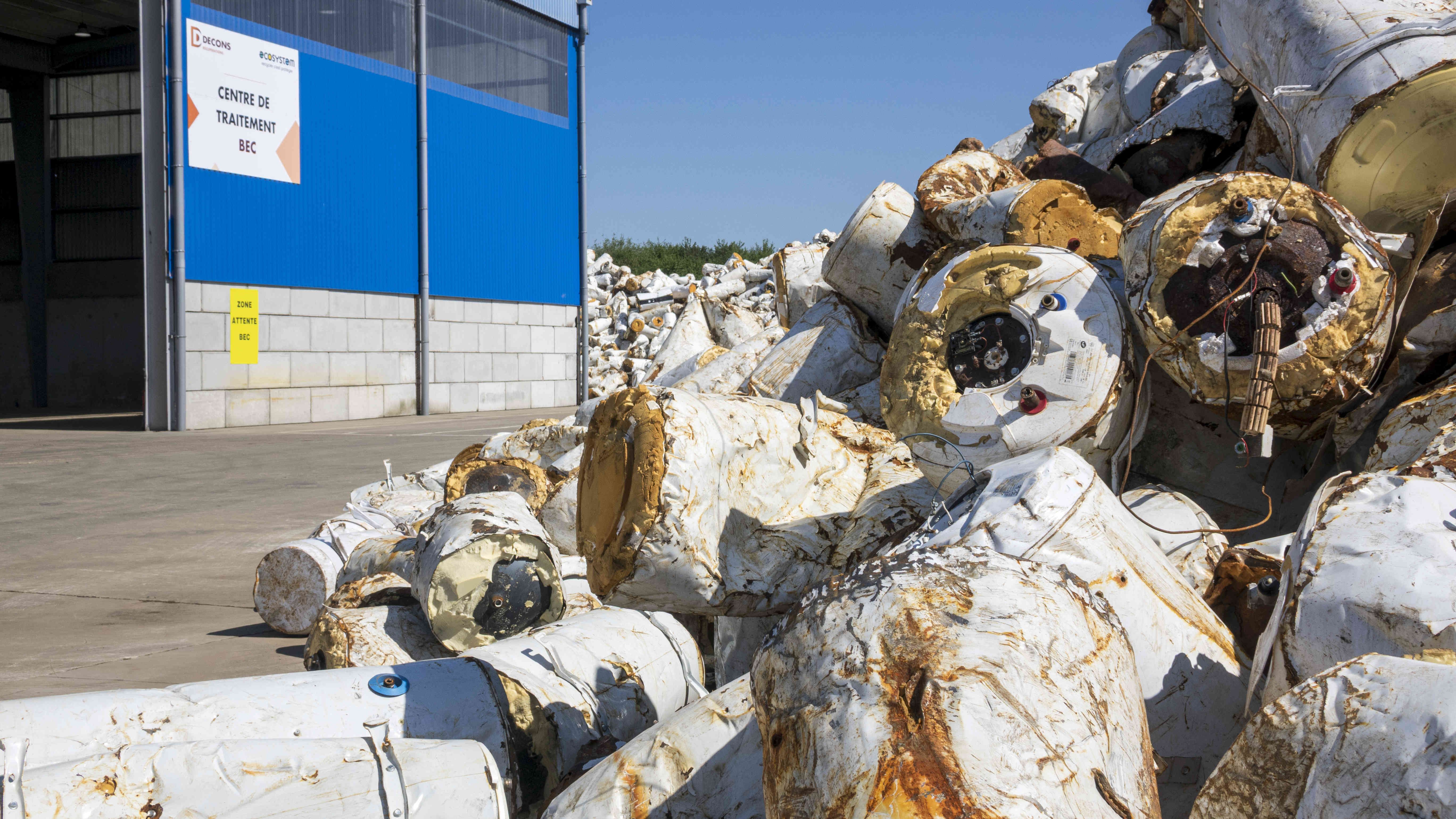 Decons Récupération, au Vigeant (86), inaugure une série de six unités de dépollution des ballons d’eau chaude. Un investissement de 10 M€ pour traiter 15 à 20.000 t par an. Ici, une partie de son stock de 700 t.