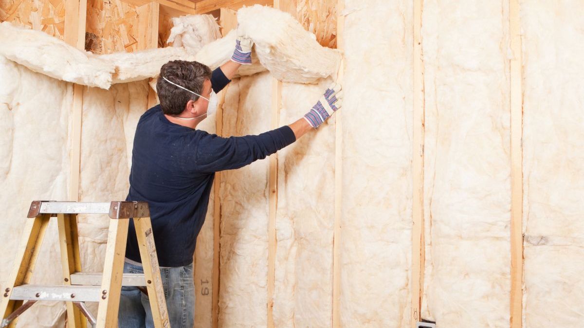 Des travaux d'isolation dans le cadre de la rénovation énergétique d'un logement.