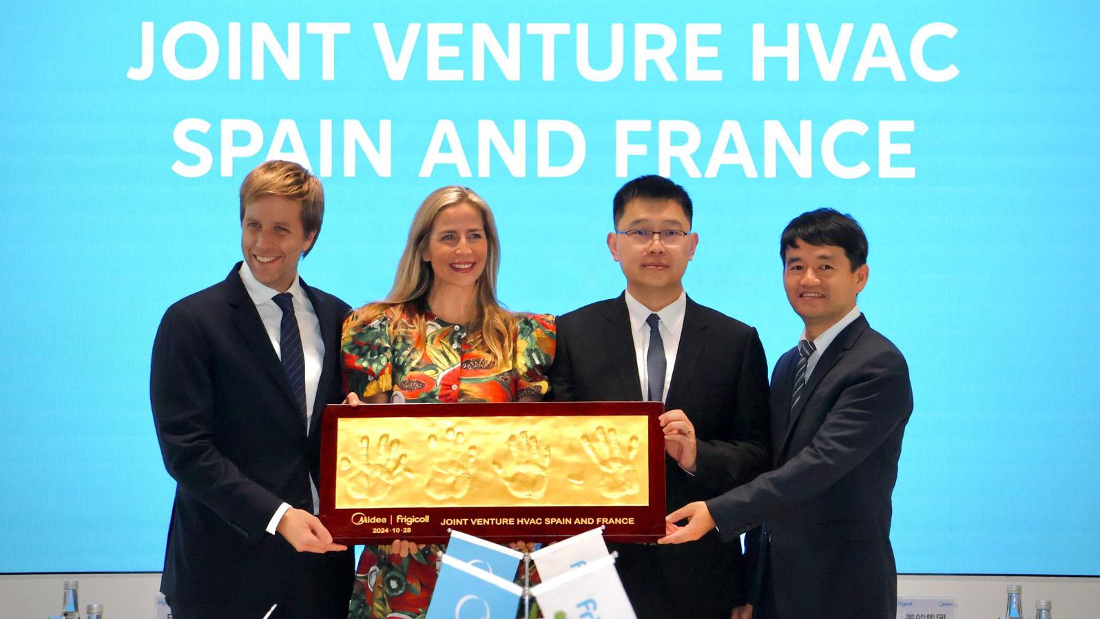 De gauche à droite : Juan Rigol et Anna Rigol, directeurs généraux de Frigicoll ;
Louis Zhao, vice-président du Groupe Midea, président de Midea Smart Home Business Group et président de Midea Residential Air
Conditioning ; et Peter Guan, vice-président du Groupe Midea et président de Midea Building Technologies.