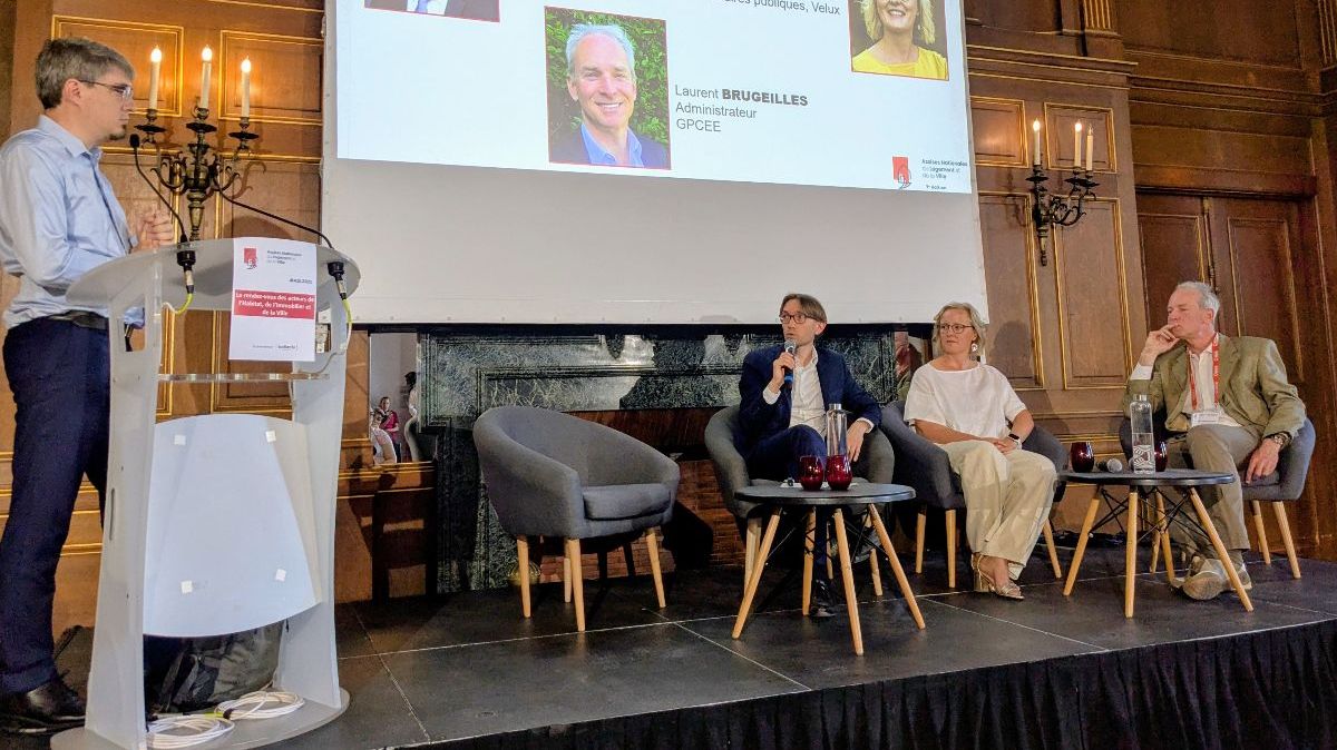 Simon Huffeteau (2e en partant de la gauche), du ministère de la Transition écologique ; Sabine Pauquay, de Velux ; et Laurent Brugeilles, du GPCEE.