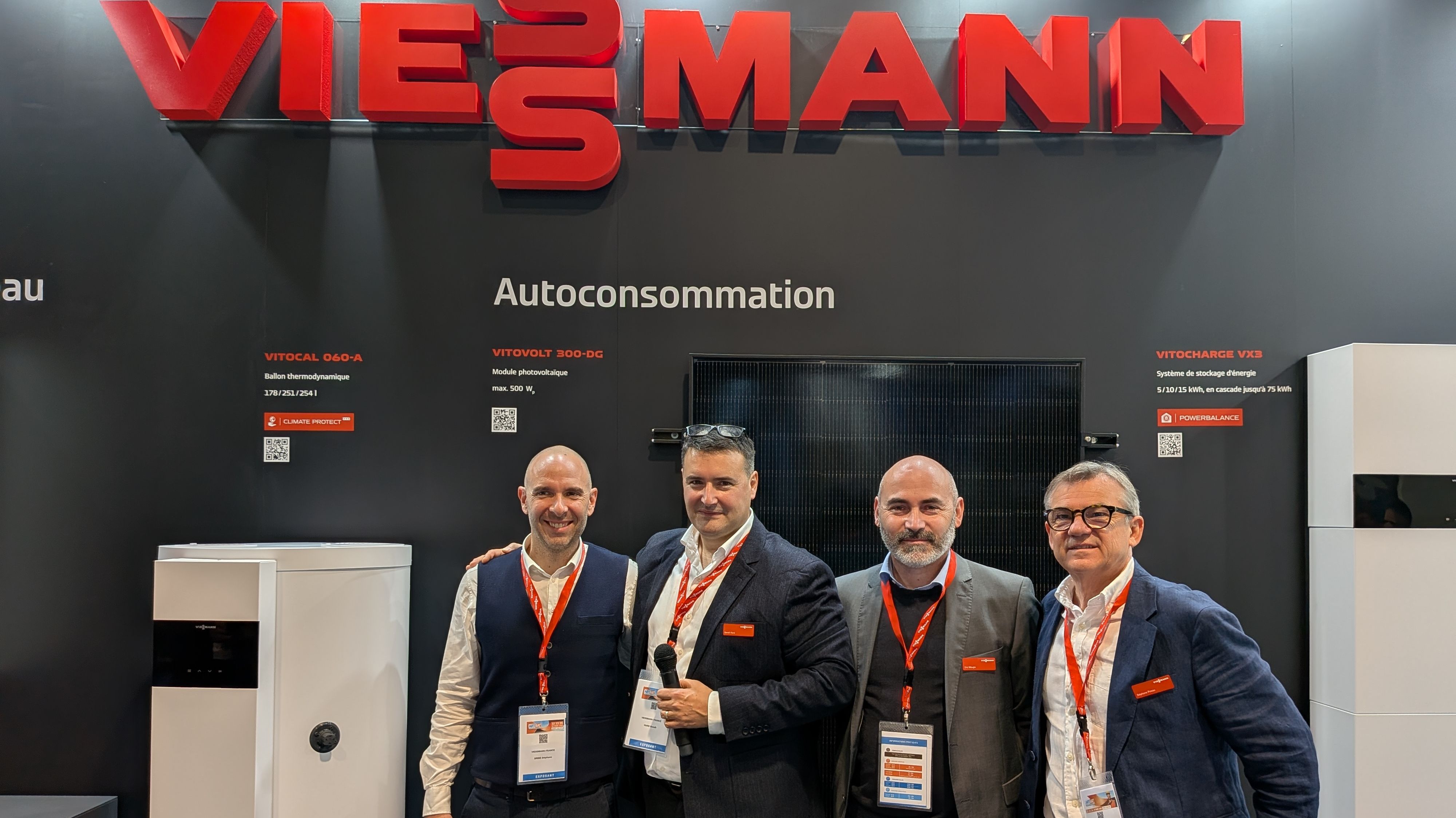 L'équipe Viessmann présente sur Artibat 2025. De gauche à droite : Stéphane Brise, directeur marketing produits Carrier et Viessmann France ; Benoît Viard, directeur marketing vente du Groupe Carrier en France ; Éric Mougin, directeur des services techniques de Viessmann France ; et Stéphane Pineau, directeur marchés de Viessmann France. PXL 20251022 091331375