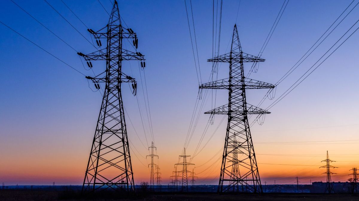 Des lignes électriques haute tension. électricité réseau