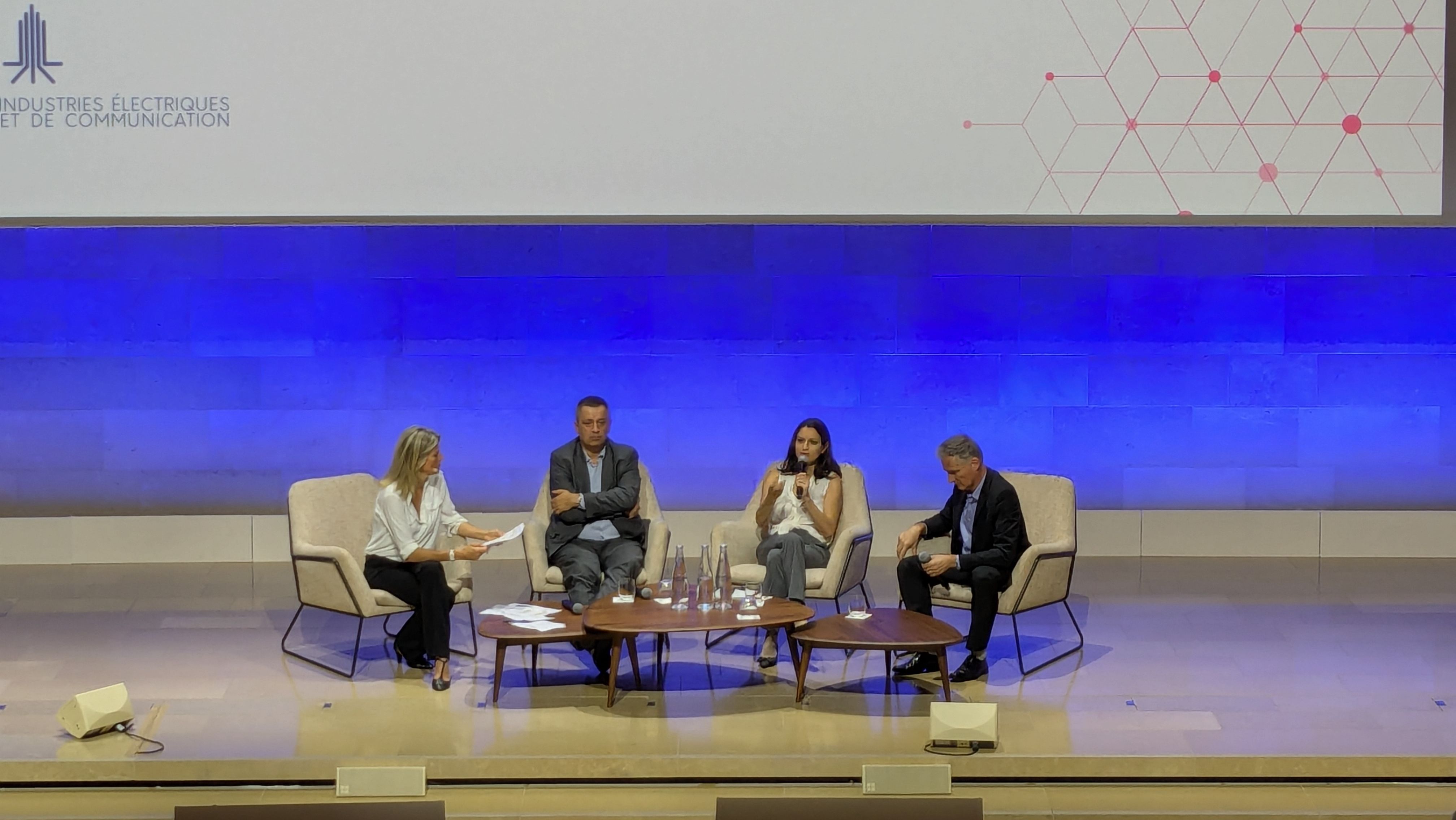Luc Rémont, président d'honneur d'EDF (2e en partant de la gauche) ; Esther Finidori, directrice du développement durable de Schneider Electric ; et Damien Carroz, directeur général du Groupe Atlantic.