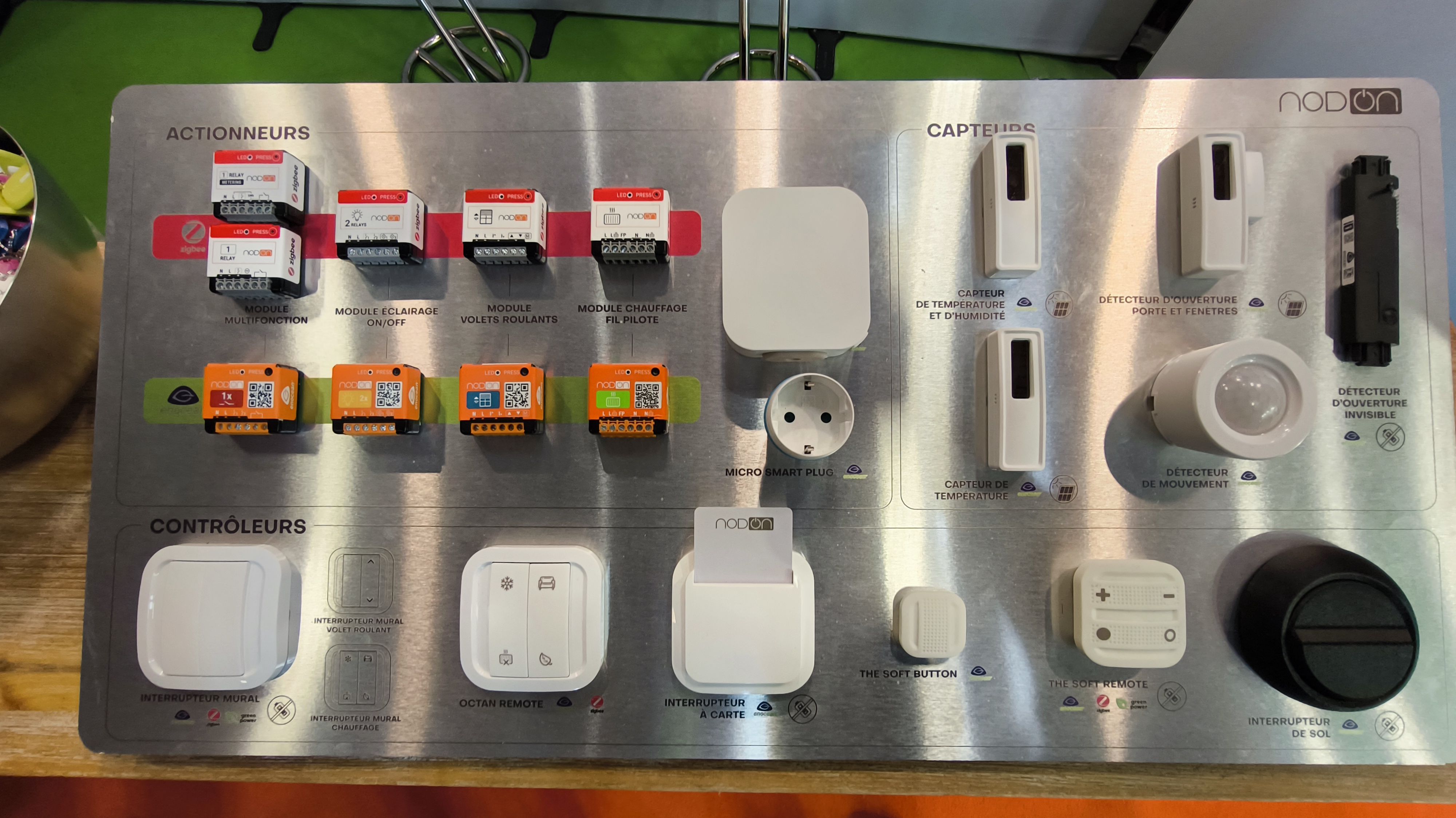 Le français NodOn offre des têtes radio motorisées connectées en ZigBee 3.2 à un thermostat programmable centralisé. 06 thermostat