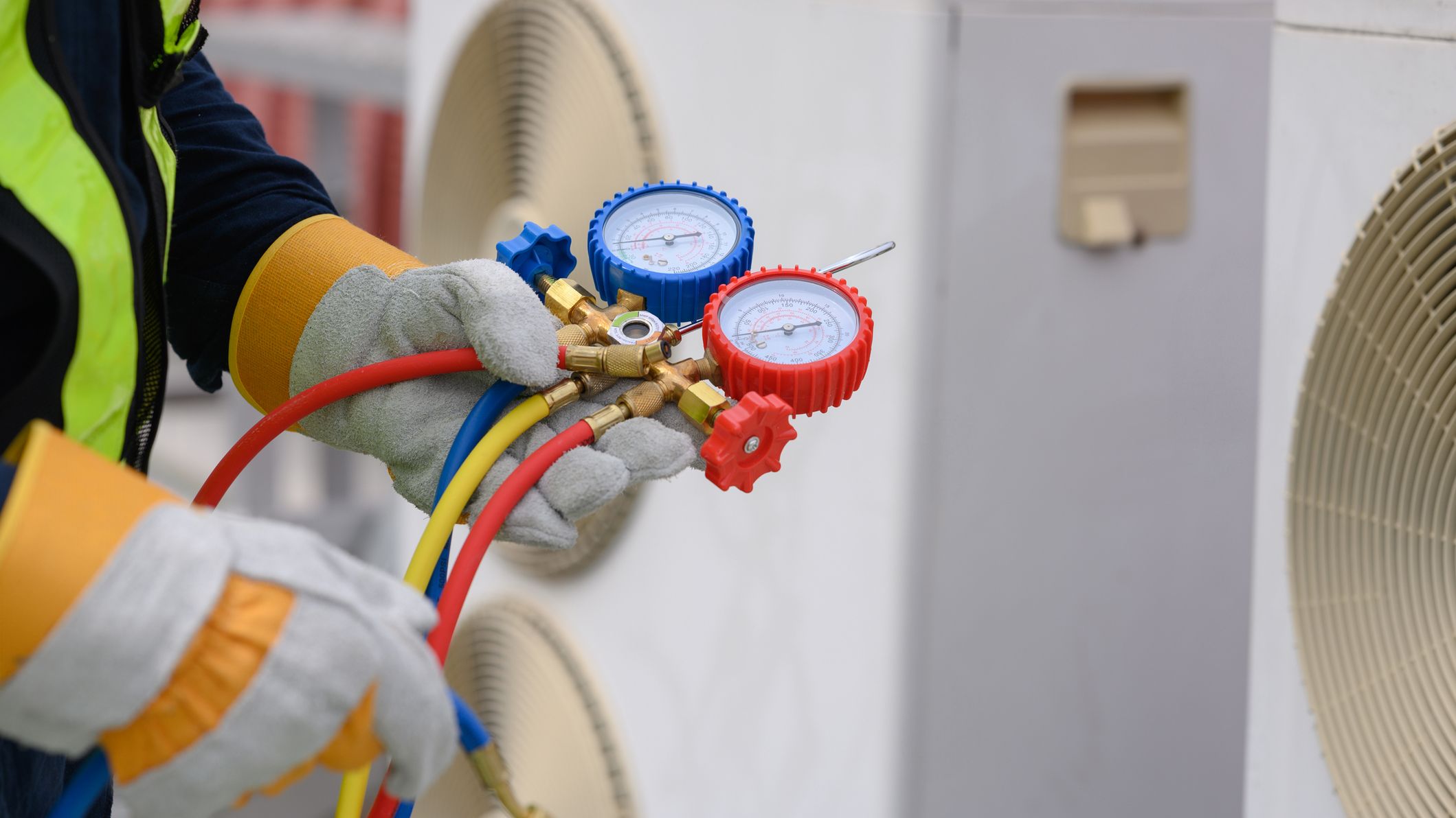 Un technicien mesure le fluide frigorigène d'une climatisation.