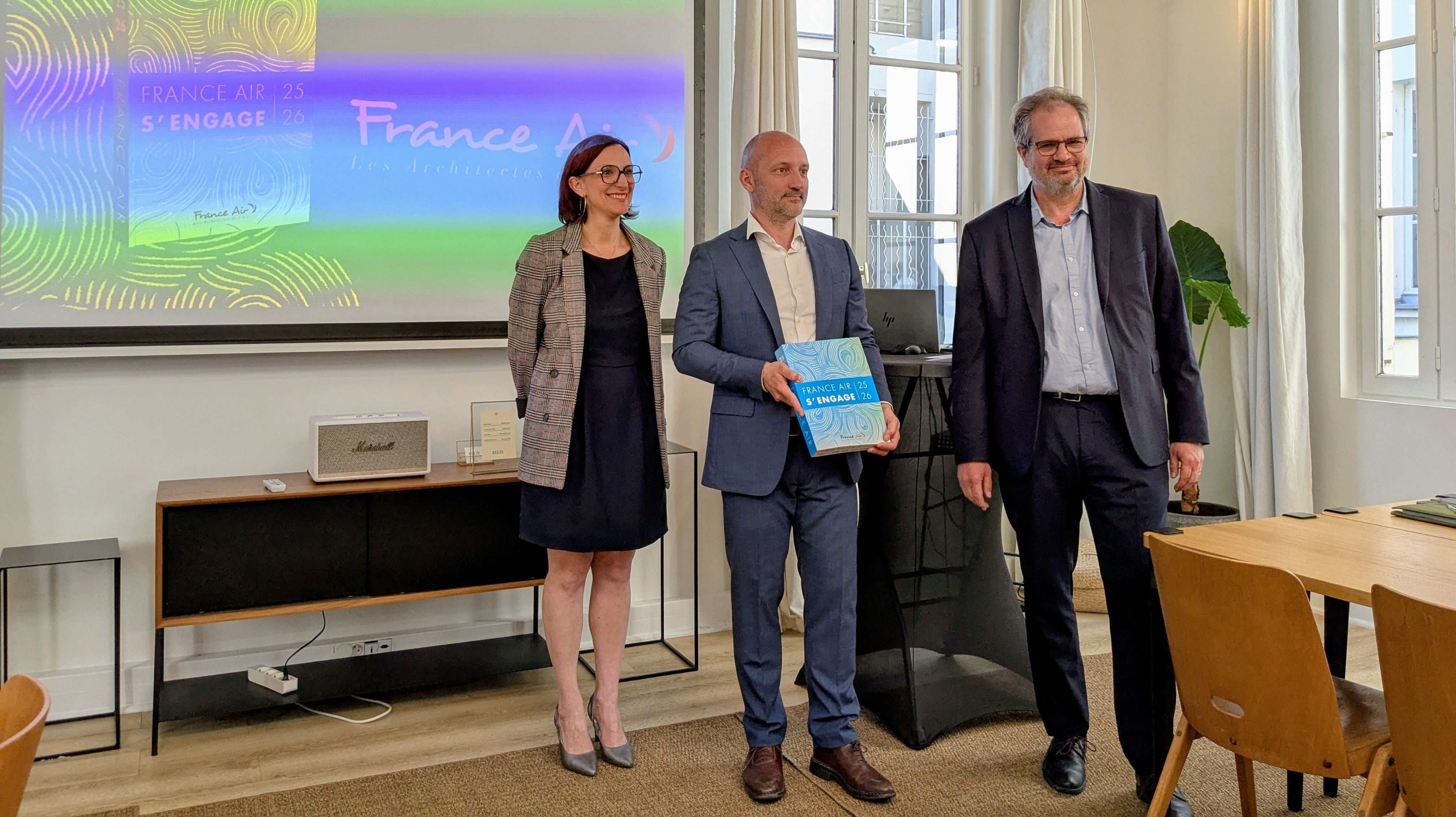 De gauche à droite : Céline Desportes, responsable marketing de l’offre produits ; Clément Nagel, directeur marketing ; et Jean-Philippe Bitouzet, directeur général de France Air.