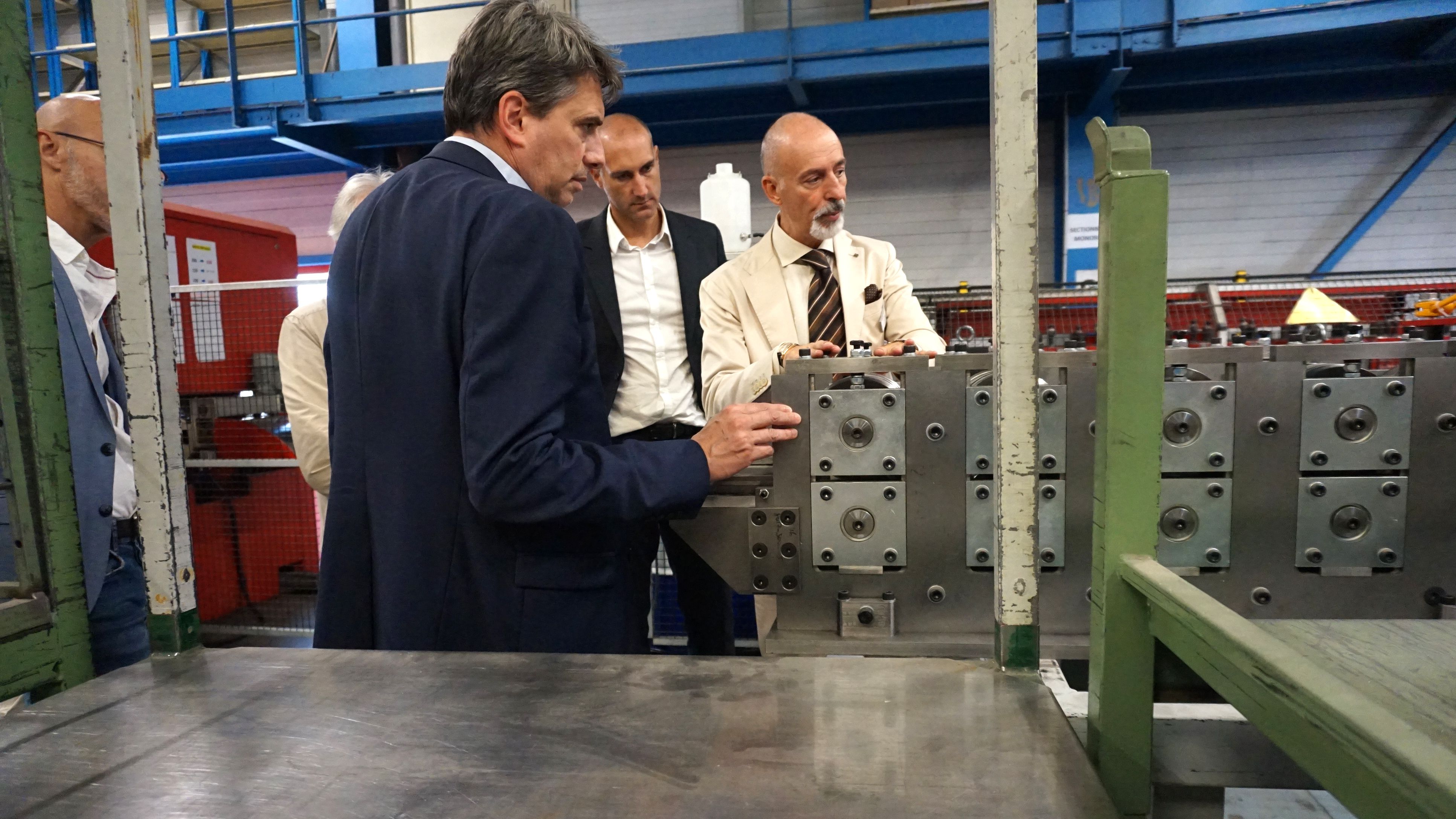 Jean-Philippe Margrita, directeur général de F2A (à droite), visite le centre de production du spécialiste de la ventilation à Dagneux (Ain).