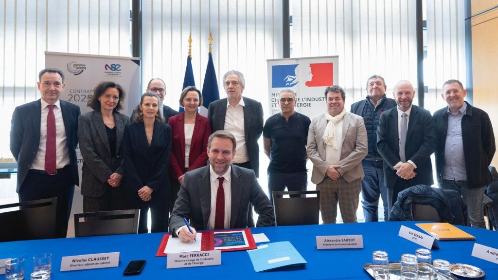 Au centre, Marc Ferracci, ministre chargé de l’Industrie et de l’Énergie. De gauche à droite : Stéphane Michel, Sylvie Jéhanno, Aurélie Picart, Laurent Bataille, Claire Waysand, Alexandre Saubot, Eric Sekkaï, Christophe Béguinet, Alain André, André Palu et Sébastien Menesplier. Signature contrat CSF NSE