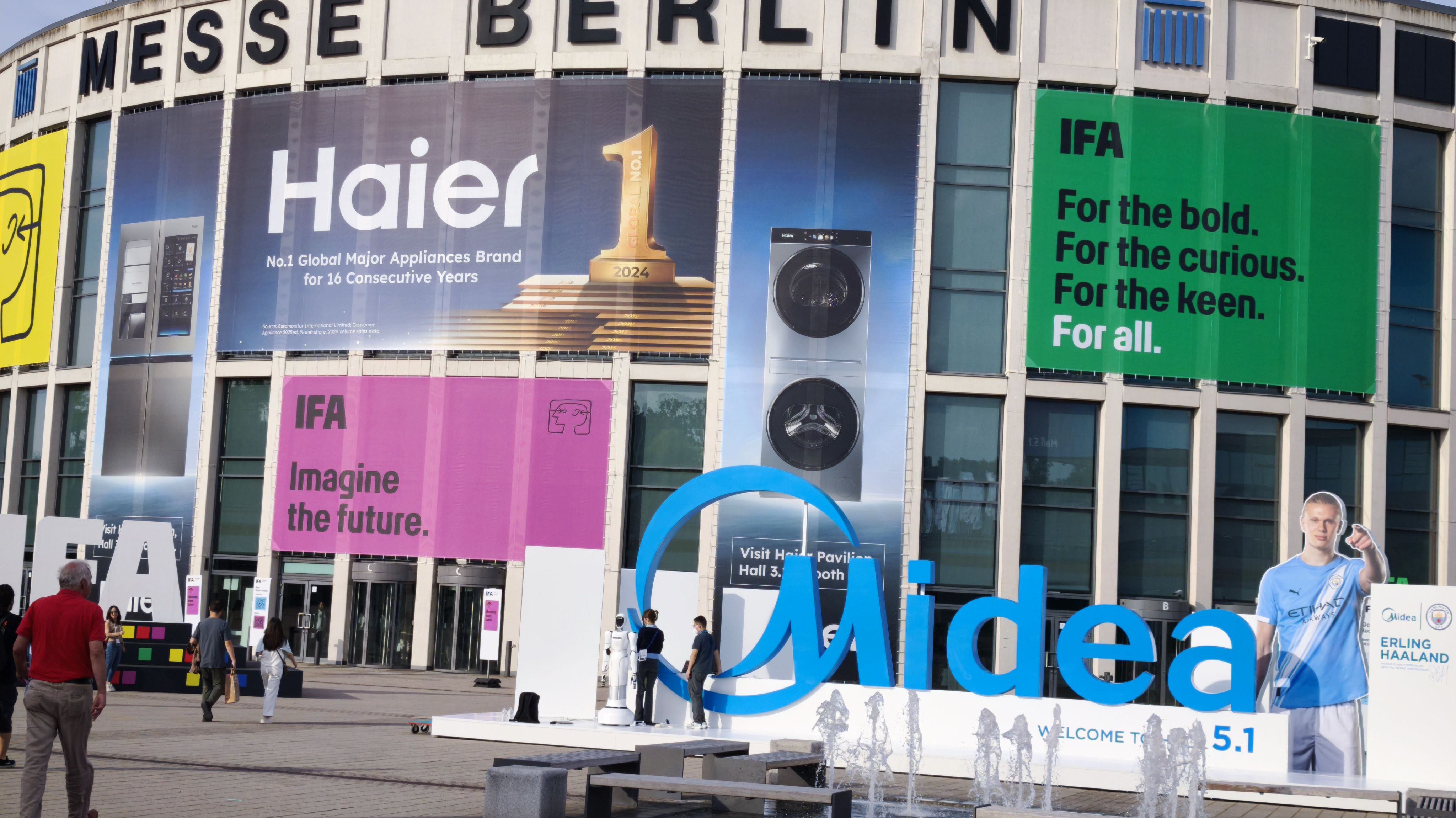 Les industriels asiatiques de la climatisation ont présenté sur le salon berlinois des solutions complètes, du photovoltaïque à la pompe à chaleur et aux automates gérant harmonieusement tous les équipements. 01 Ifa01