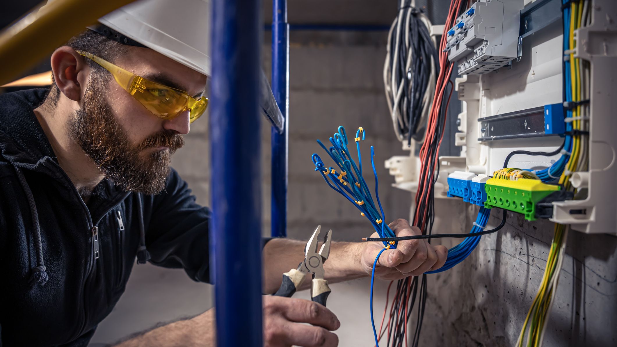 À l’heure où pompes à chaleur, panneaux photovoltaïques, bornes de recharge et batteries se multiplient dans les logements, les experts alertent sur la nécessité d’adapter les installations électriques.
