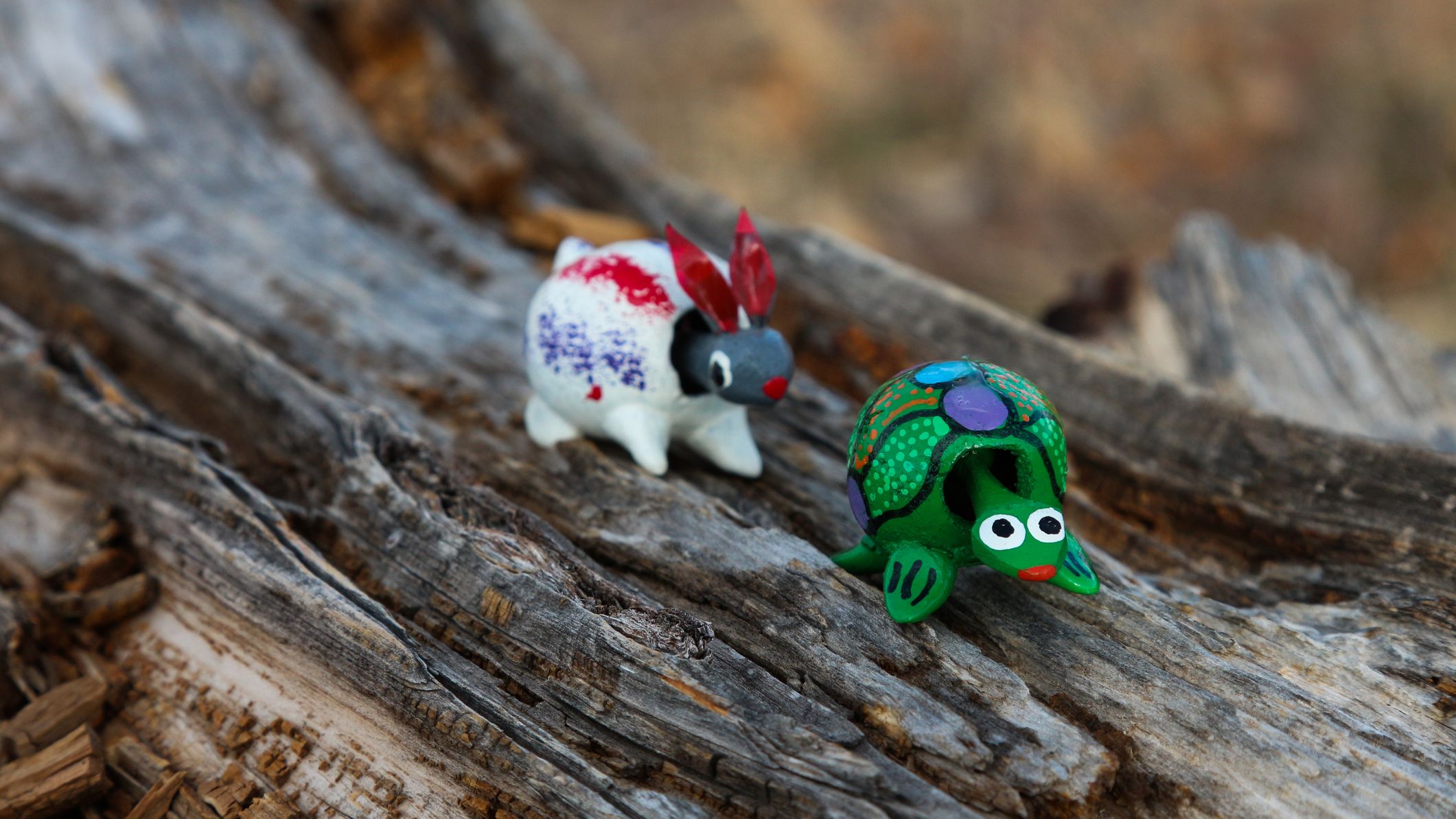 Des jouets en bois représentant un lièvre et une tortue, en référence à la fameuse fable de Jean de La Fontaine selon laquelle "rien ne sert de courir, il faut partir à point".