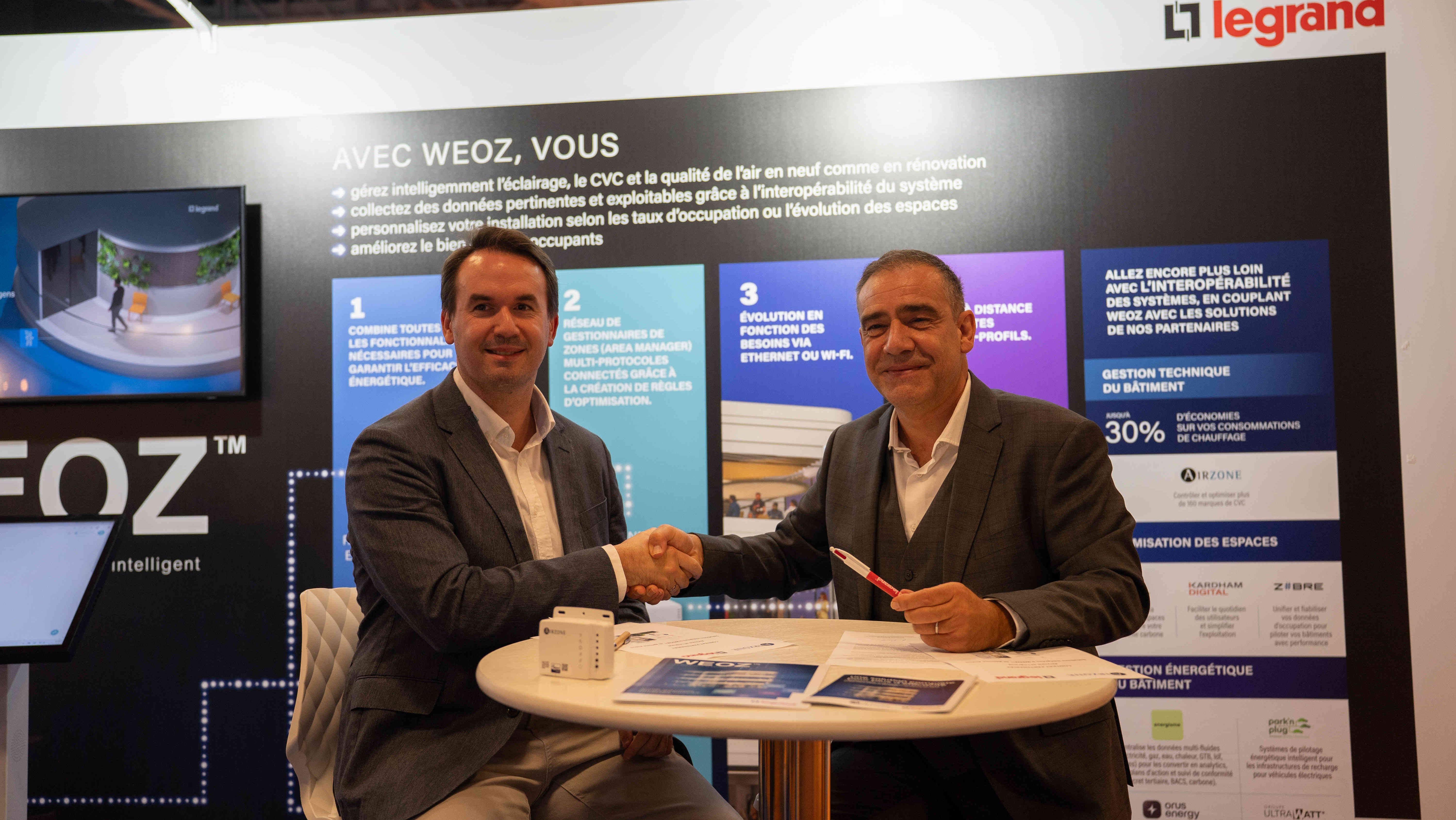 Antonio Calvo (à gauche), directeur France d'Airzone, et Emmanuel Ballandras, directeur du développement des partenariats et des relations extérieures de Legrand France.