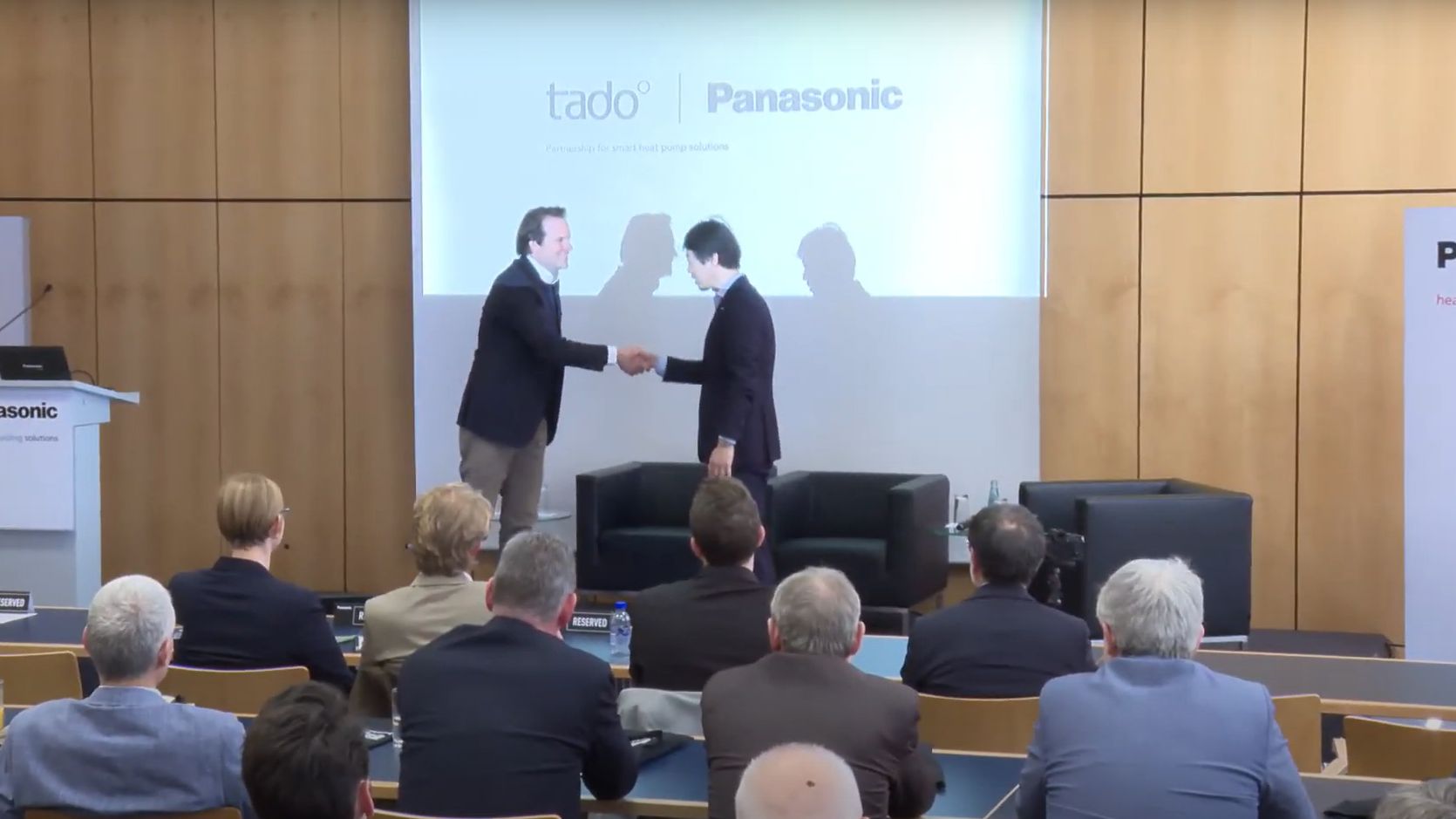 La nouvelle étape du partenariat a été officialisée sur ISH entre Christian Deilmann, cofondateur de Tado (à gauche), et Hiroshi Komatsubara, le PDG de Panasonic H&C Europe.