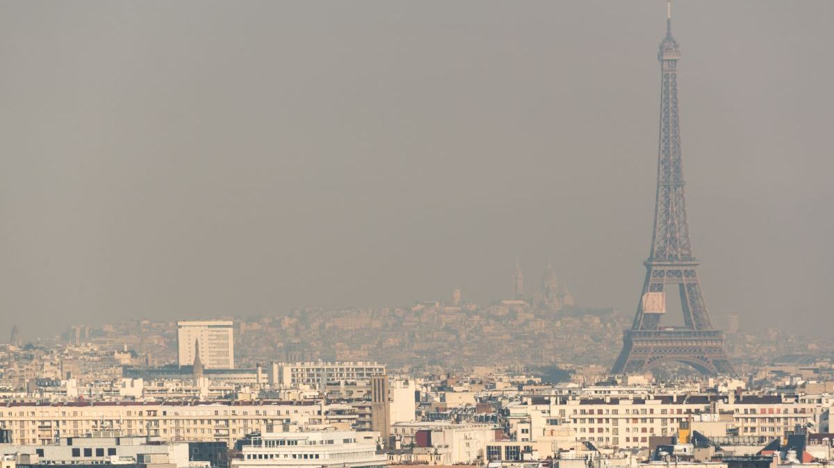 Paris sous la pollution ville atmosphère émissions gaz effet de serre smog illustration chauffage