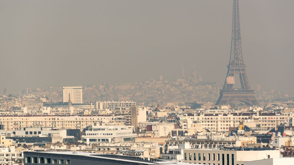 Paris sous la pollution ville atmosphère émissions gaz effet de serre smog illustration chauffage