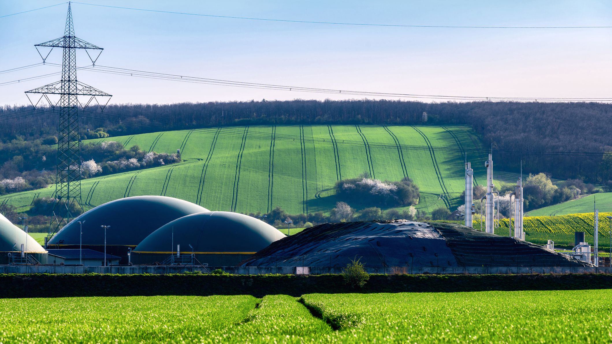 Illustration d'un méthaniseur implanté en milieu rural.