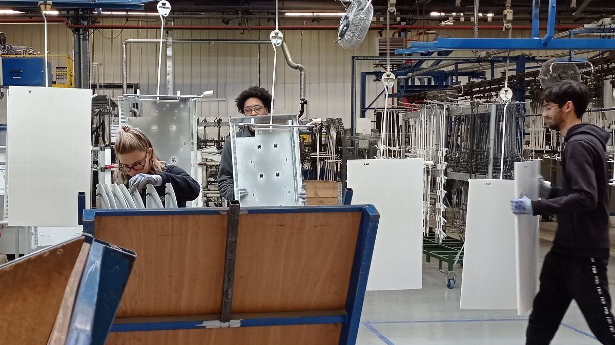 Le site industriel de La-Roche-sur-Yon emploie 997 salariés affectés à la production de radiateurs, de chauffe-eau thermodynamiques et de cartes électroniques.
