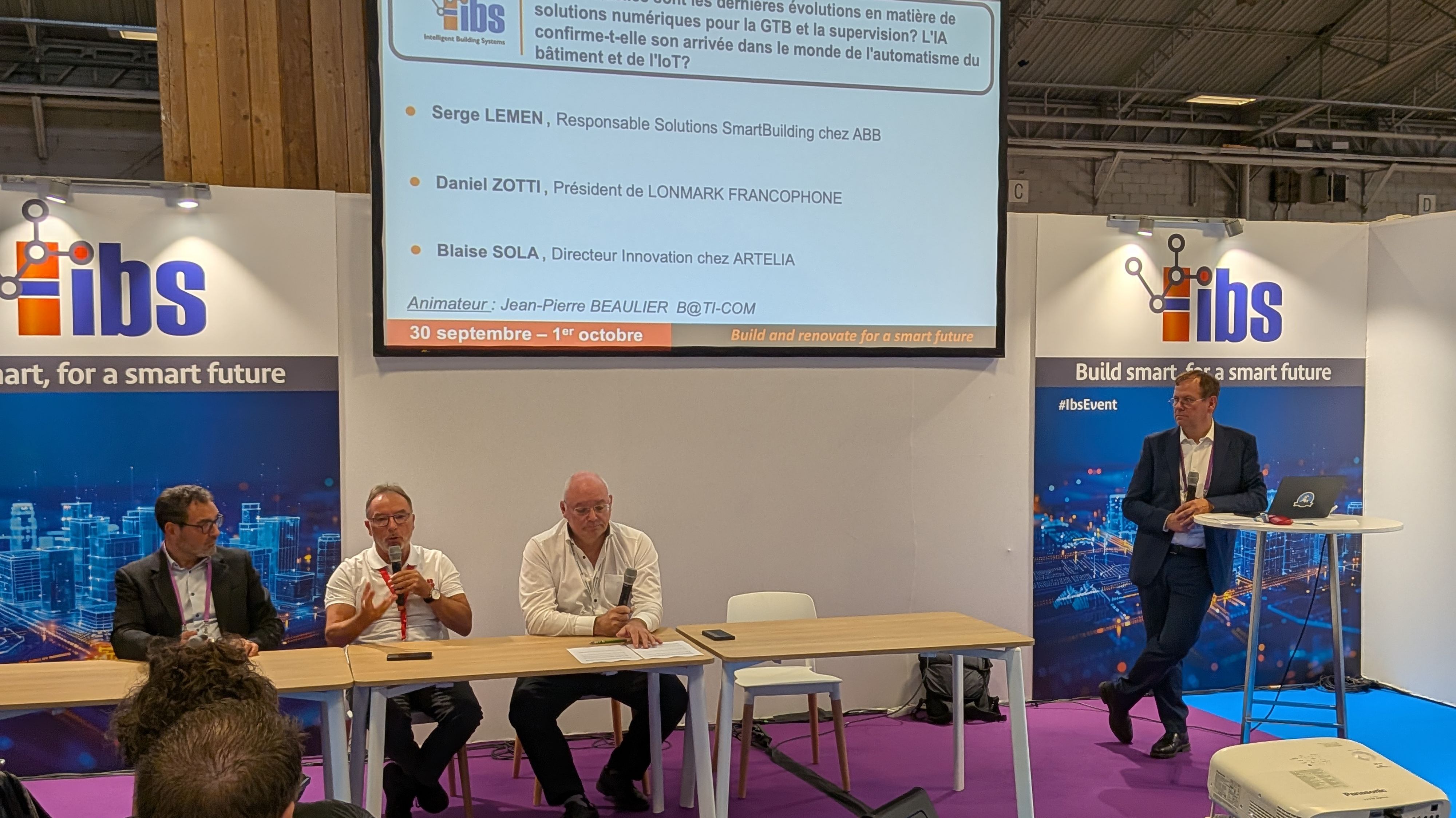 De gauche à droite : Blaise Sola, directeur innovation chez Artelia ; Serge Lemen, responsable solutions "smart building" chez ABB ; Daniel Zotti, président de Lonmark Francophone.