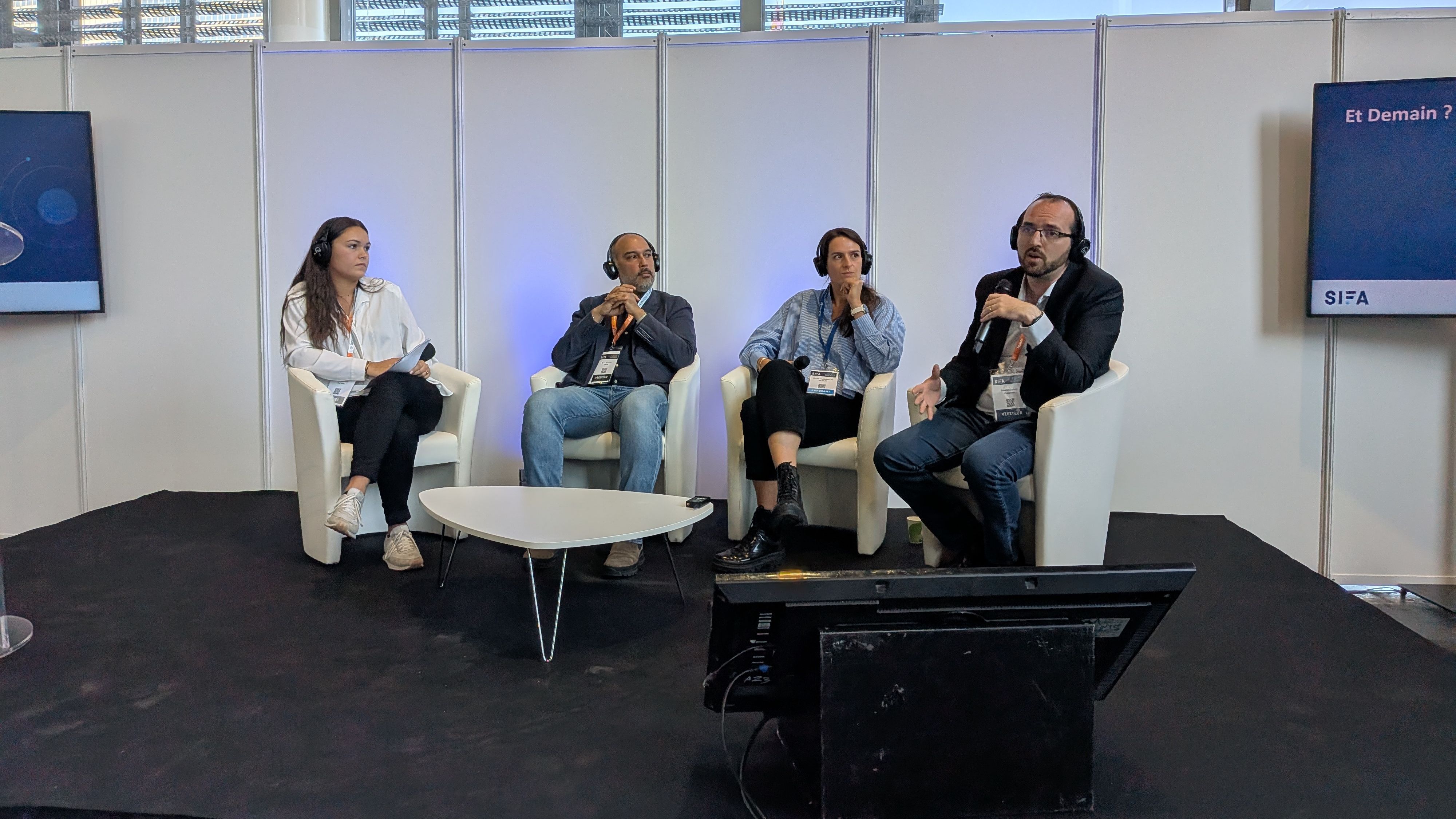 De droite à gauche : Paul Minssieux, directeur intraprises support de Clauger ; Marion Lazzaroto, responsable marketing digital et CX de Matelex ; Brice Tréméac, directeur de l'Iffi du Cnam.