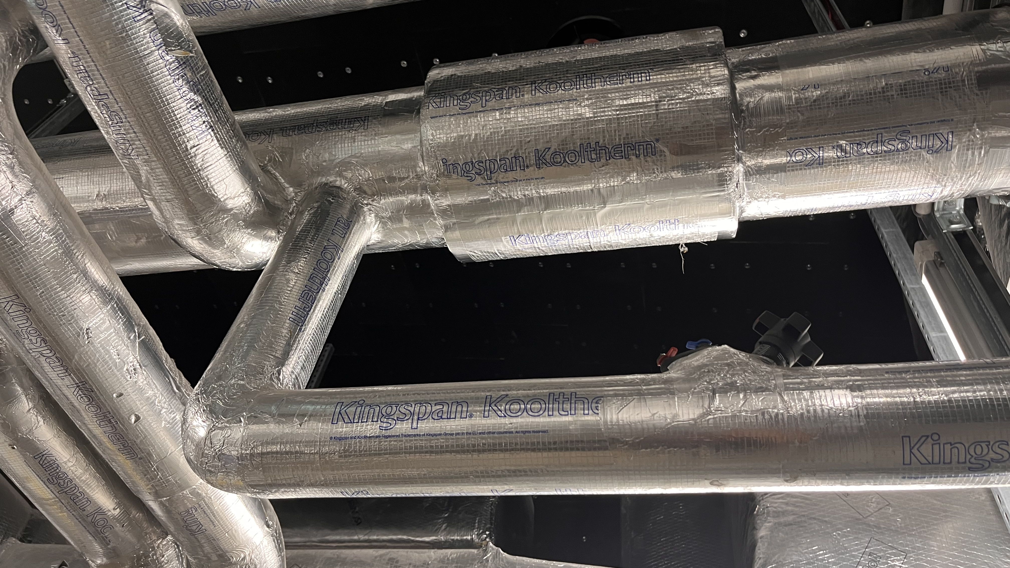 Calorifugeage de canalisations avec le produit Kooltherm Pipe Insulation de Kingspan.