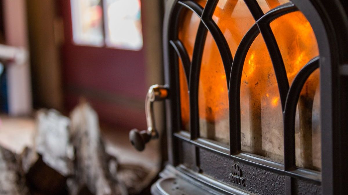 Illustration d'un poêle à bois. Illustration chauffage bois poêle bûches