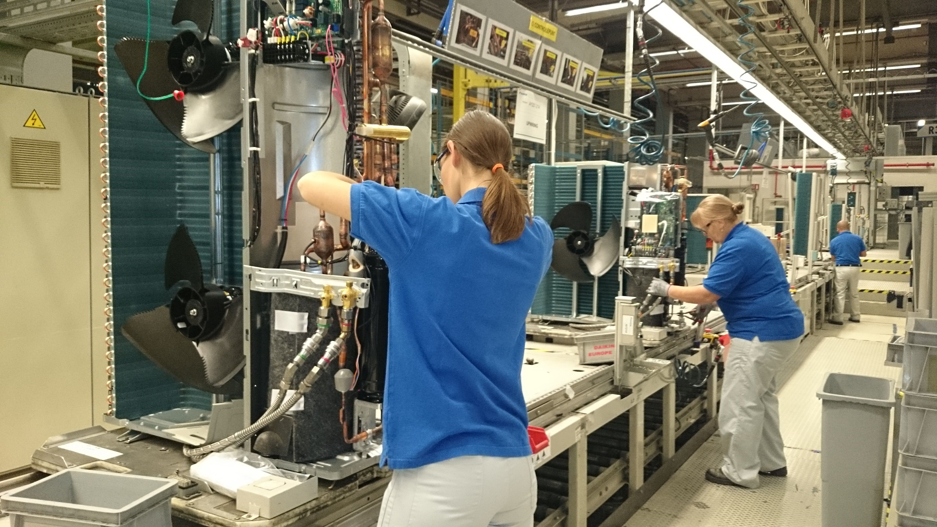 Sur 26.000 m², plus de 1.000 employés se relaient pour produire pompes à chaleur et solutions de froid sur des chaînes où rationalité japonaise et ingéniosité belge s’entremêlent.