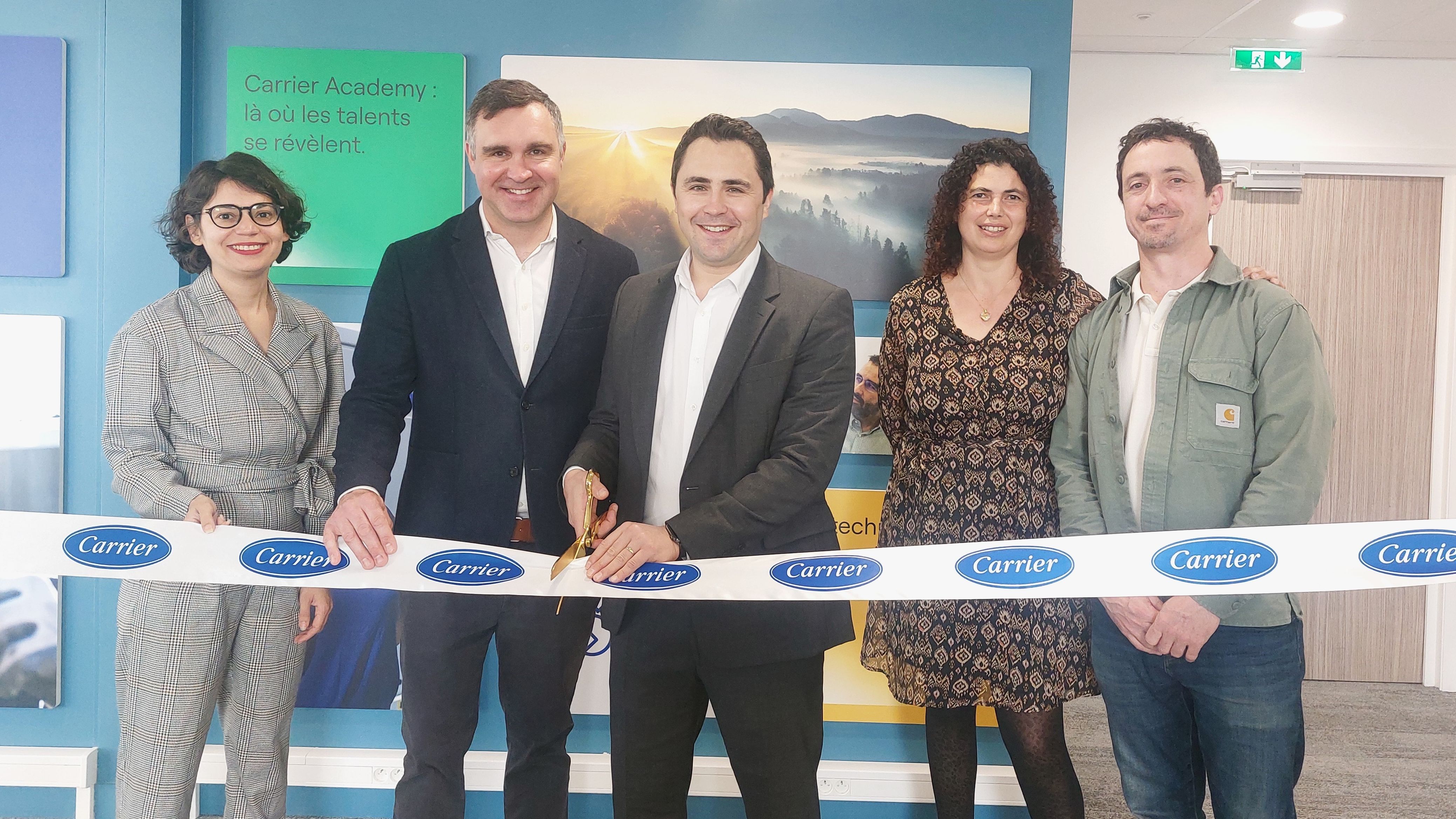De gauche à droite : Emili De Oliveira, cheffe de projet Europe Carrier Academy ; Gaël Cuvelier, directeur service Carrier France ; Gilles Donnat, directeur général Carrier France ; Sandrine Milesi, chargée de la Carrier Academy ; Xavier Bareyre, formateur Carrier Academy.