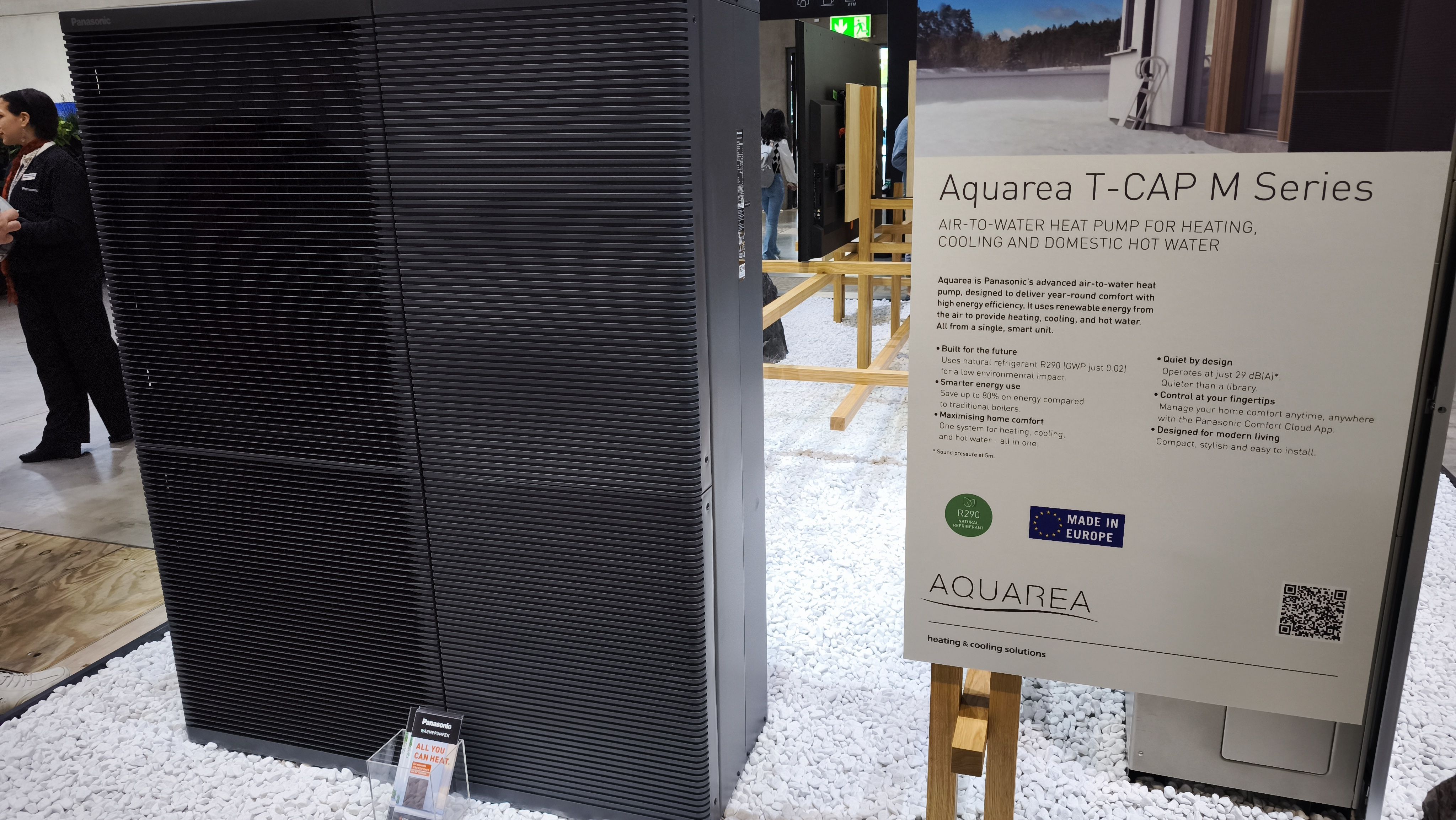 Panasonic montrait à l’IFA ses pompes à chaleur réversibles au R290 de 30 kW de puissance unitaire, cascadables jusqu’à 10 machines, soit 300 kW, fabriquées dans son usine de Tillières-sur-Avre, dans l'Eure. 07 Ifa02