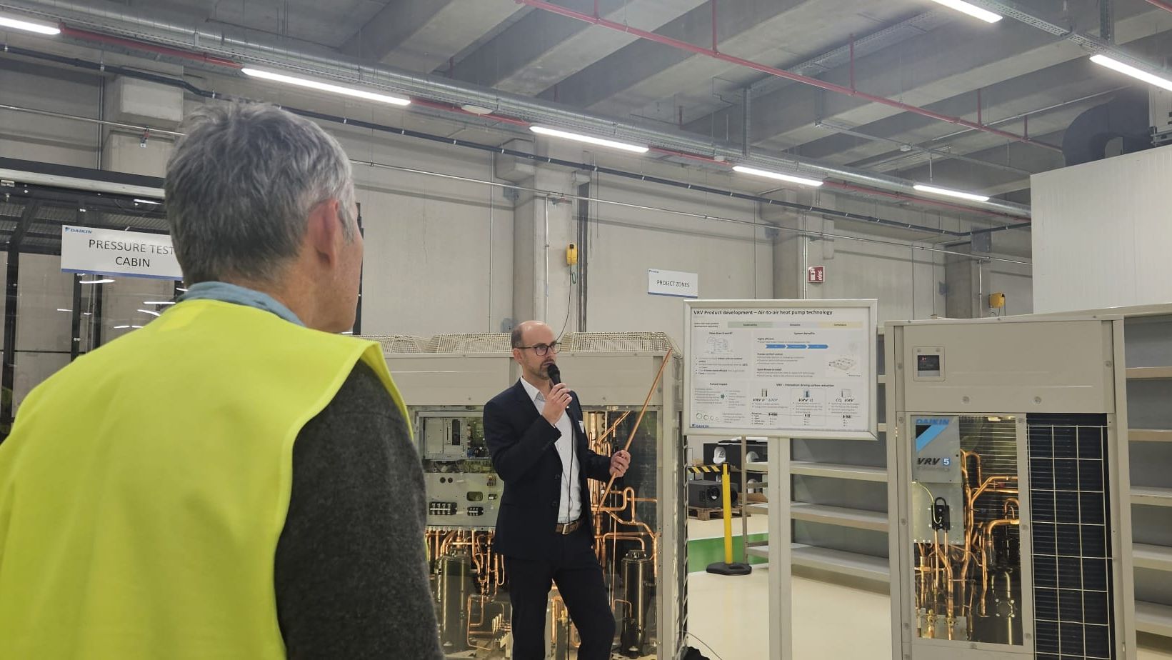 Daikin fait de la durée de vie des produits une priorité, évoquant son "modèle de produit circulaire" et affirmant proposer de "meilleures offres aux installateurs".