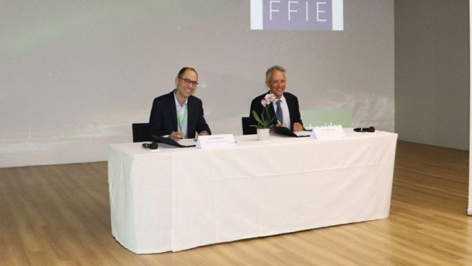 Le partenariat signé entre Laurent Bataille, président de Schneider Electric France (à gauche), et Pascal Toggenburger, président de la FFIE, a pour but de favoriser les retours d'expérience.