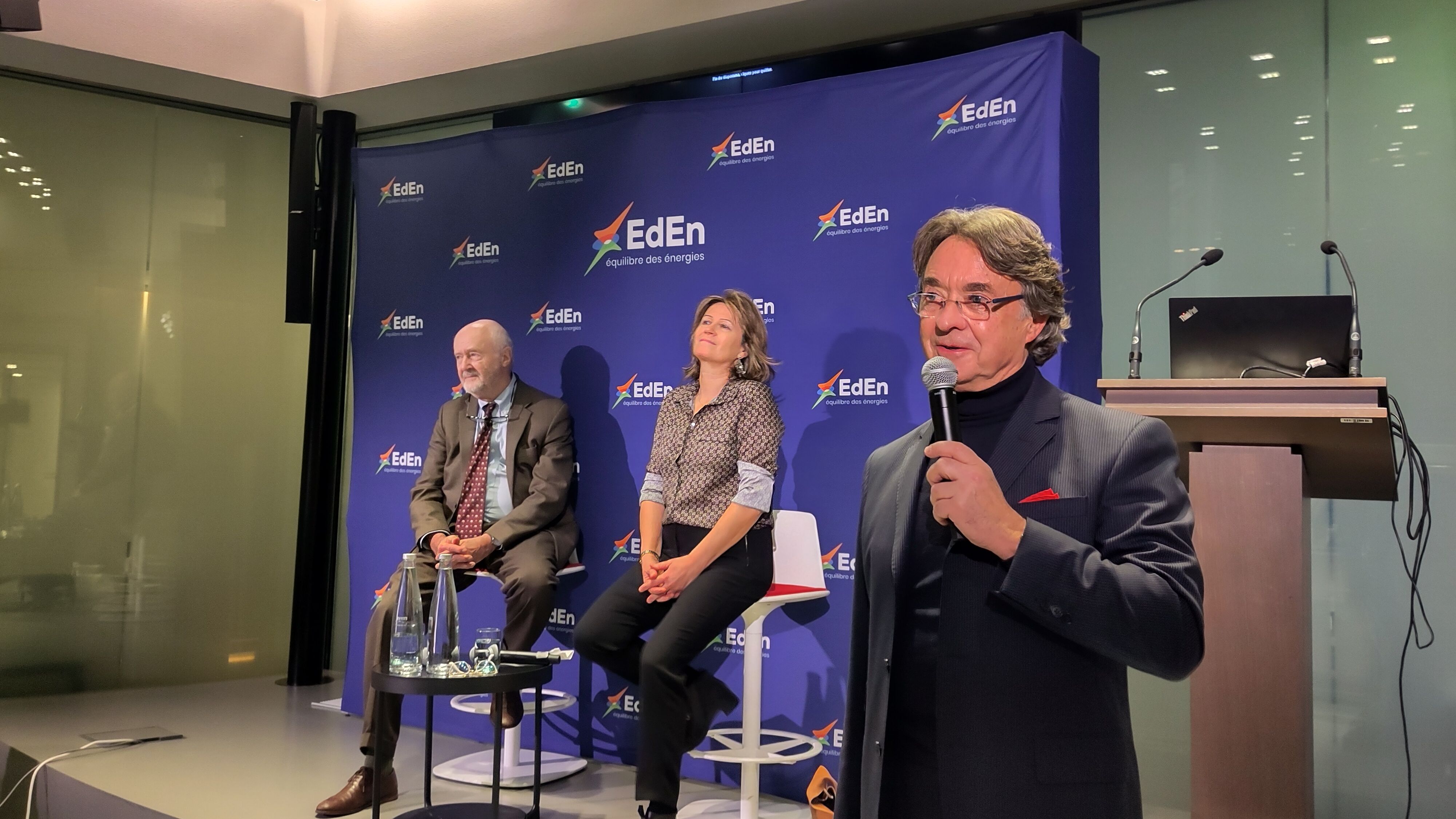 De gauche à droite : Brice Lalonde, ancien ministre de l’Environnement et président de l’association Équilibre des énergies ; Anne-Catherine Loisier, sénatrice de la Côte-d'Or et présidente du groupe d’études Forêt et filière bois ; ... Conférence Eden filière bois 23012025