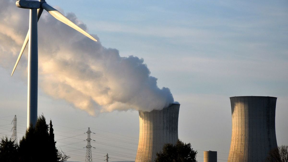 Photo d'illustration Illustration centrale nucléaire et éolienne