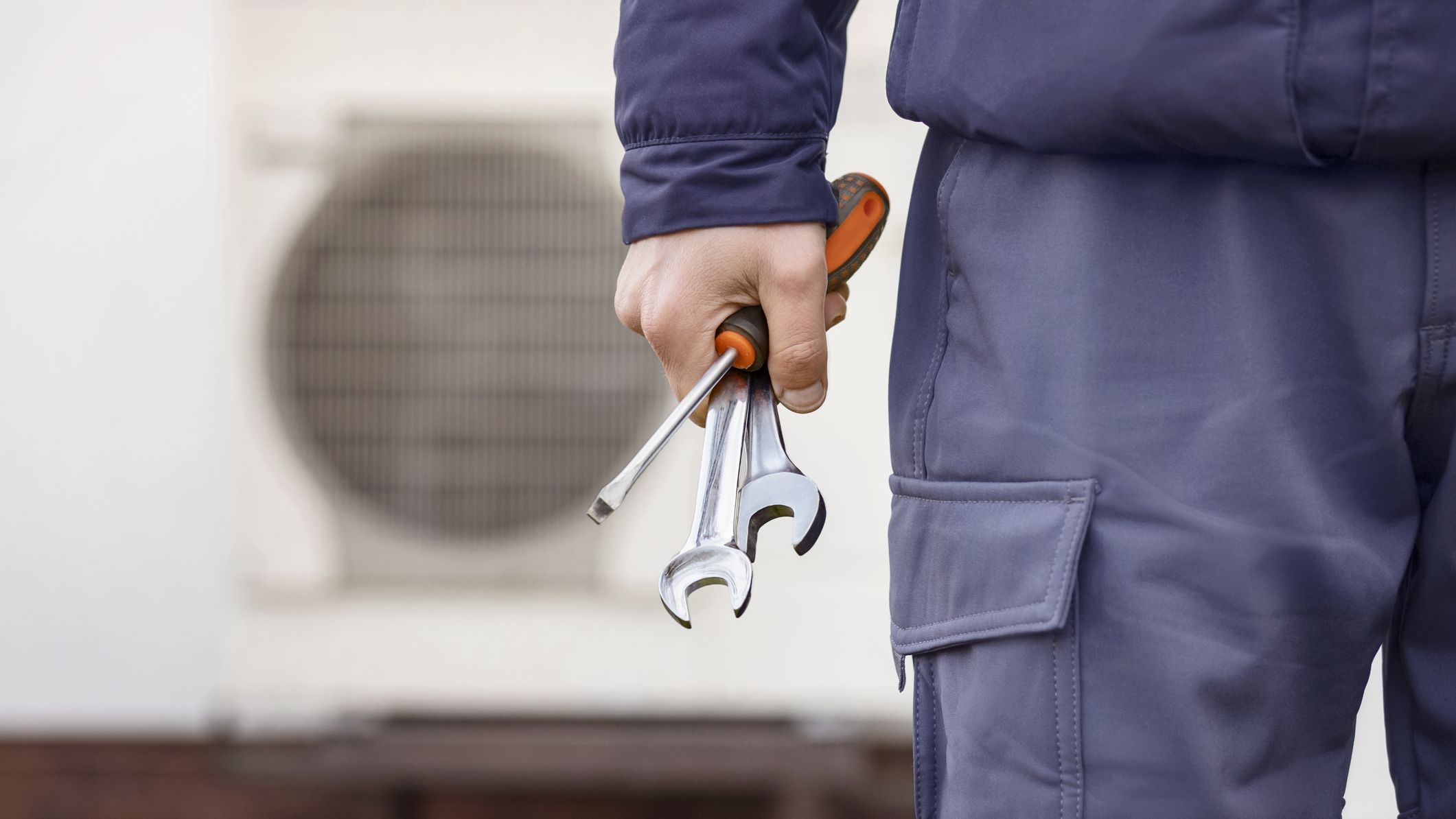 Un technicien installe une pompe à chaleur.