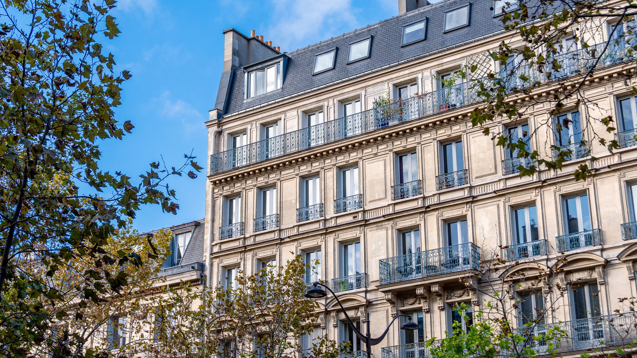 Illustration d'une copropriété dans un immeuble haussmannien, à Paris.