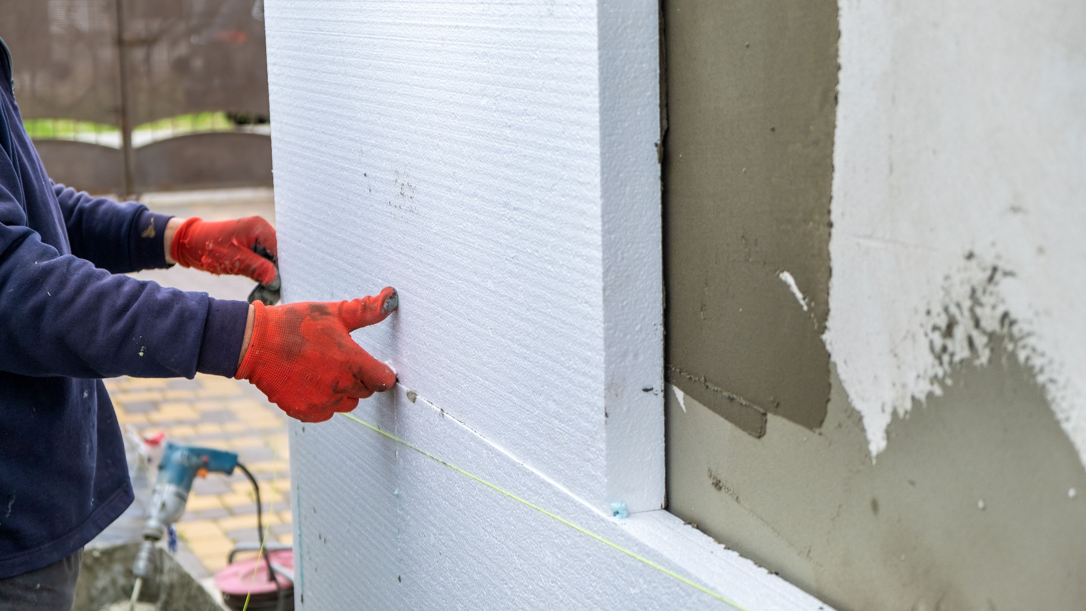 Illustration de travaux d'isolation thermique dans le cadre d'une rénovation énergétique.