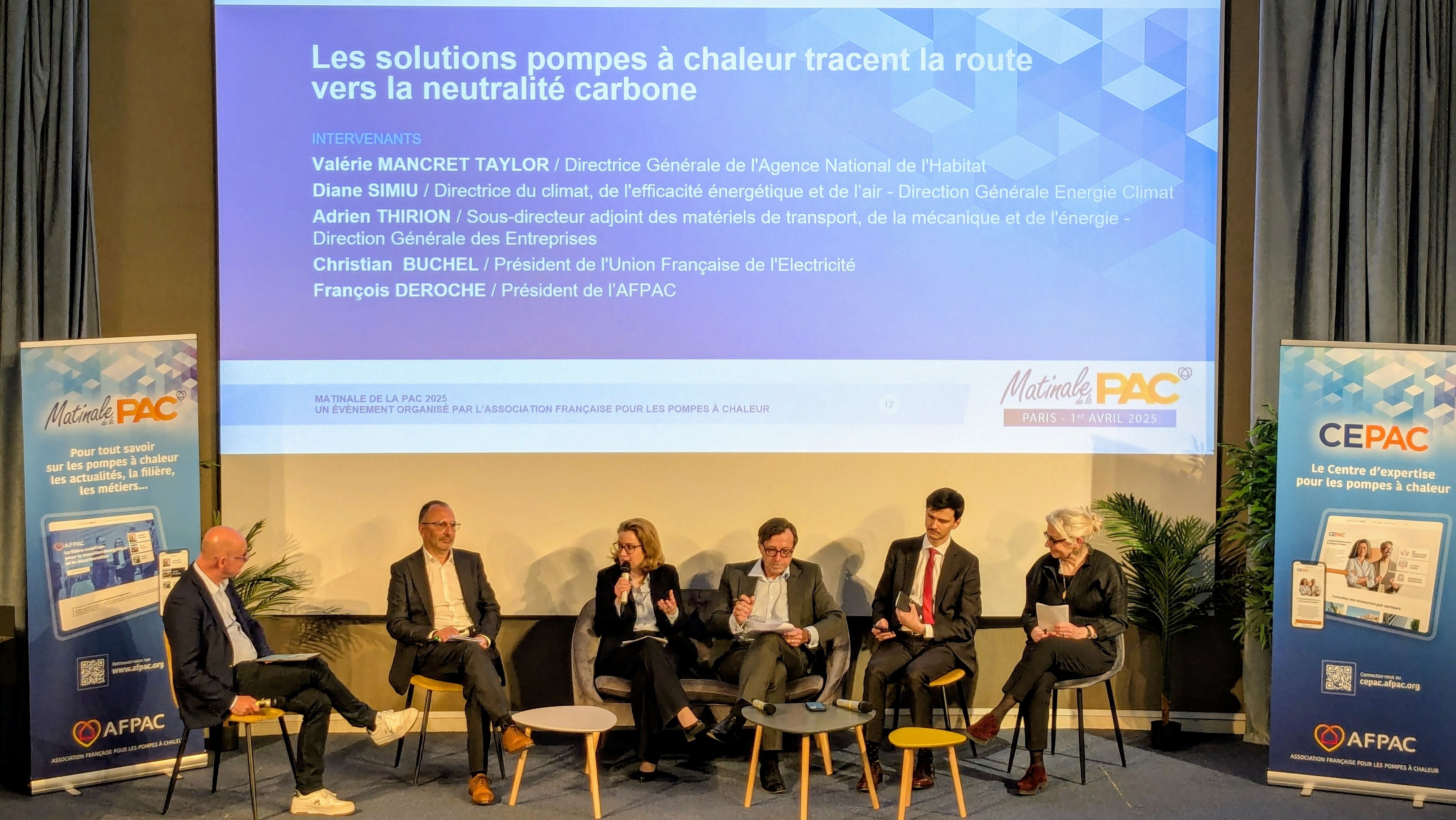 De droite à gauche : Valérie Mancret-Taylor, directrice générale de l'Anah ; Adrien Thirion, sous-directeur adjoint à la DGE ; Christian Buchel, président de l'UFE ; Diane Simiu, directrice du climat à la DGEC ; et François Deroche, président de l'Afpac.