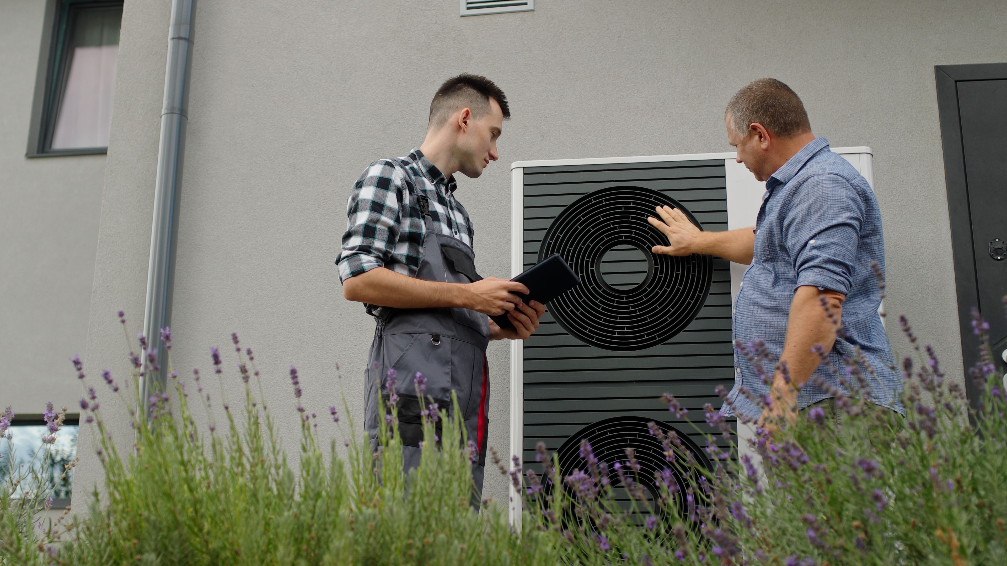 Installation d'une unité extérieure de pompe à chaleur.