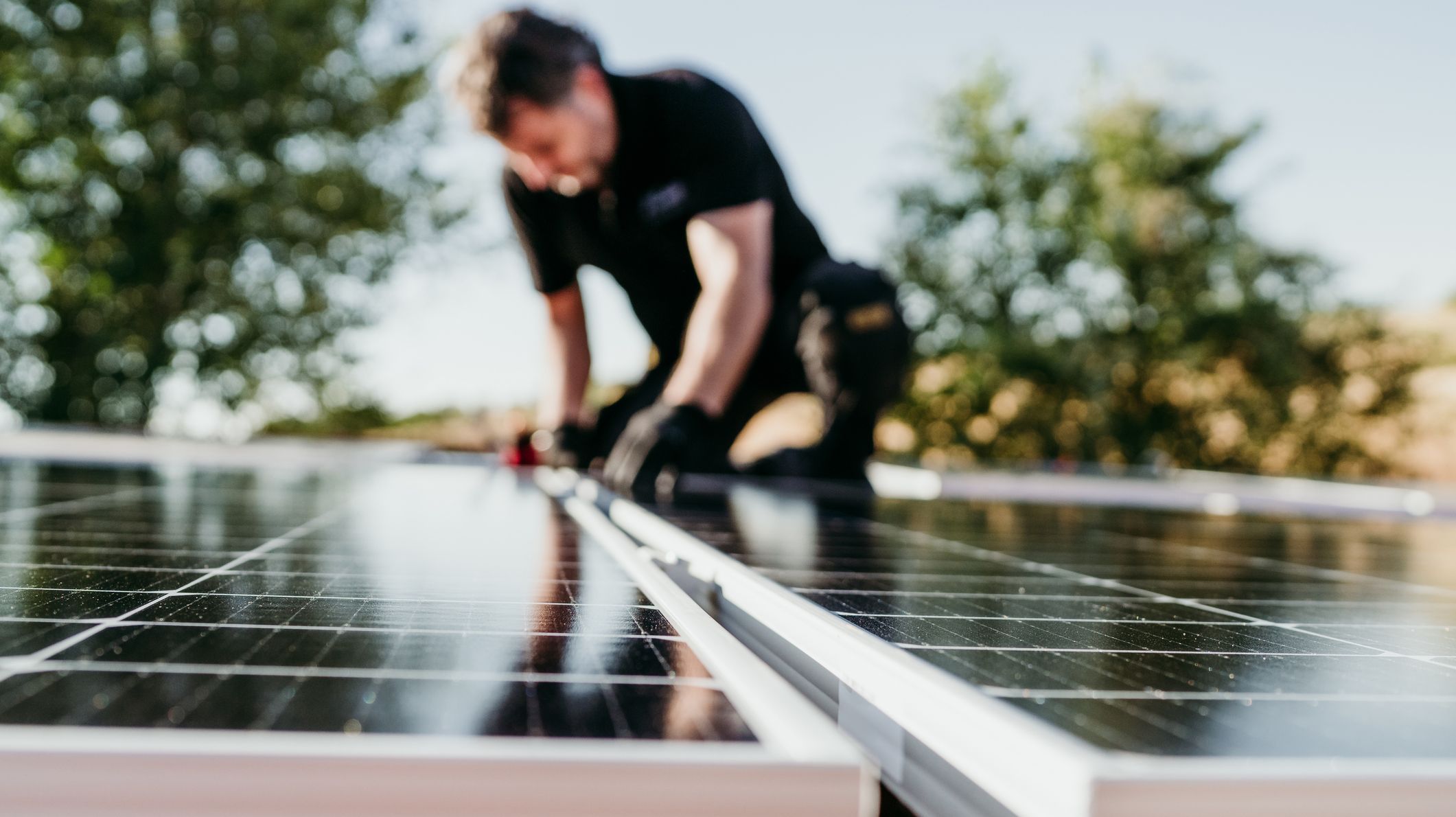 Illustration d'un technicien installant des panneaux solaires photovoltaïques sur le toit d'une maison.