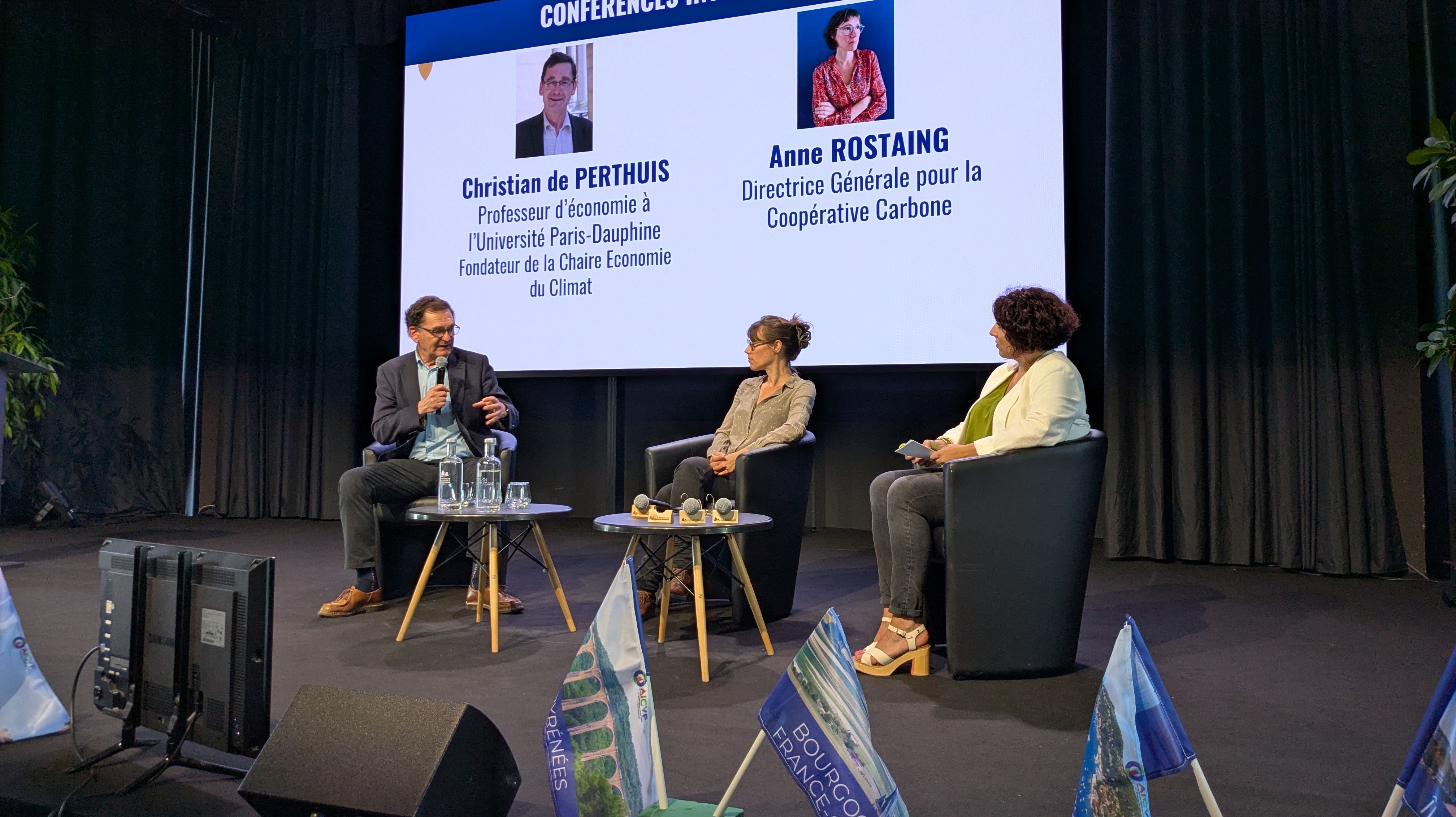 L'économiste Christian de Perthuis (à gauche) et la directrice générale de la Coopérative Carbone, Anne Rostaing (au centre).