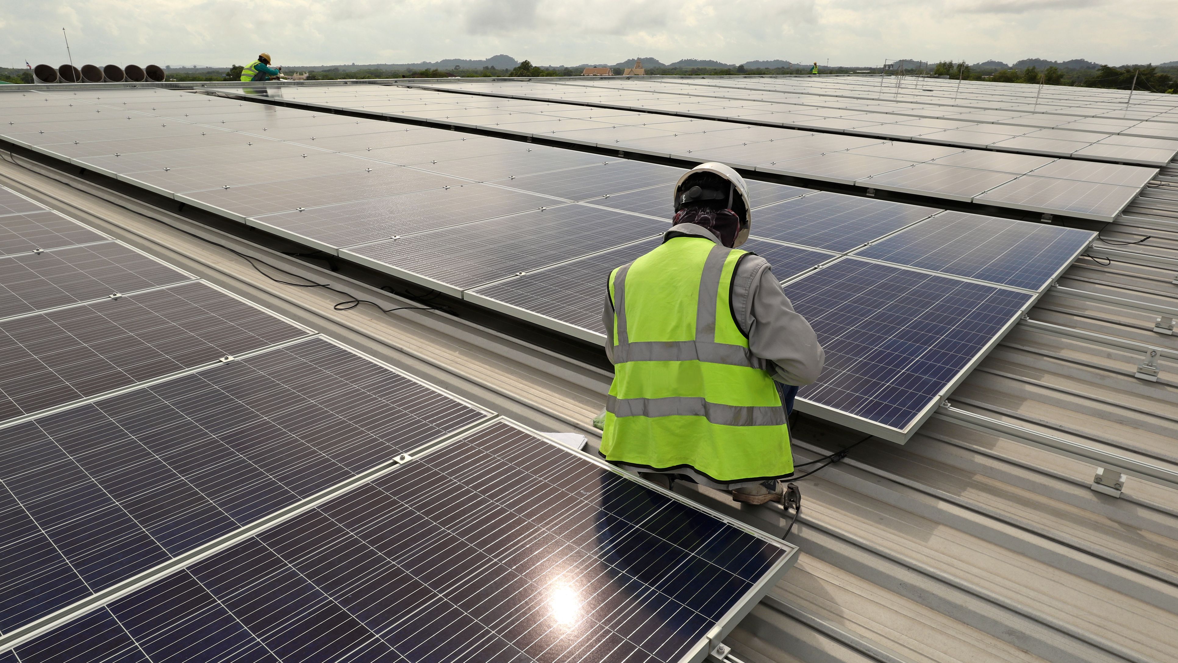 Une installation solaire photovoltaïque en toiture.