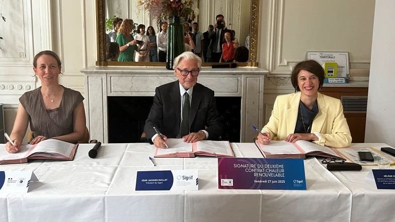 De gauche à droite : Amélie Renaud, directrice régionale de l'Ademe Île-de-France ; Jean-Jacques Guillet, président du Sigeif ; et Hélène Croze, adjointe à la préfète et secrétaire générale aux politiques publiques aux préfectures d'Île-de-France et de Paris.