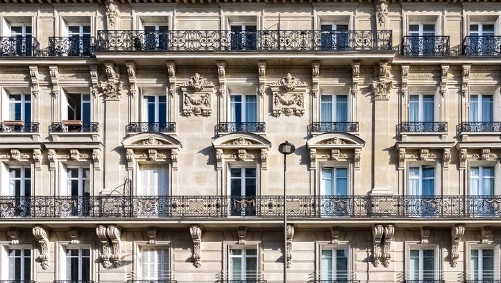 Un immeuble haussmannien dans Paris.