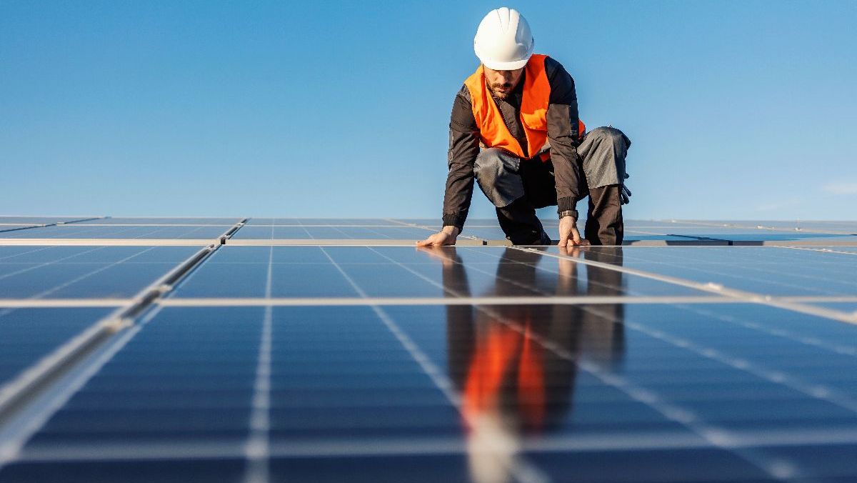 Illustration d'un technicien intervenant sur une centrale solaire photovoltaïque. ENR solaire photovoltaïque