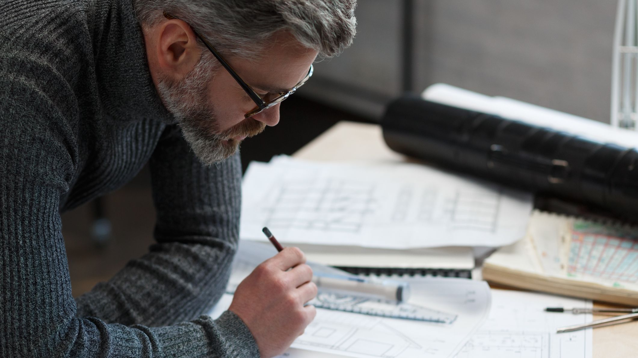Un ingénieur dans son bureau d'études.