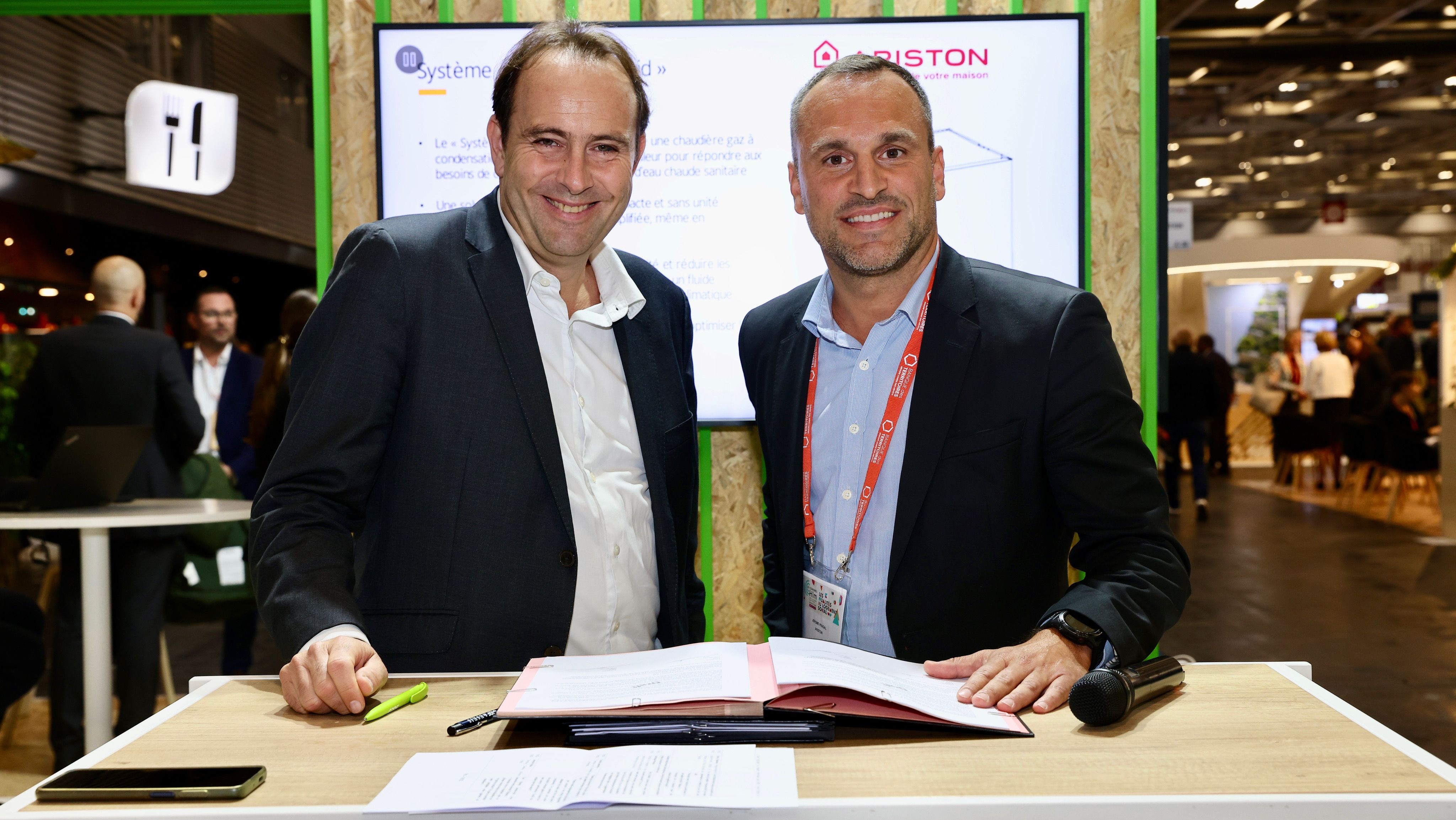 Jérôme Chambin, directeur communication, marketing et relations filière de GRDF (à gauche), et Jérôme Pradal, directeur général d'Ariston France, signent le partenariat sur le développement d'une Pac hybride sans unité extérieure.