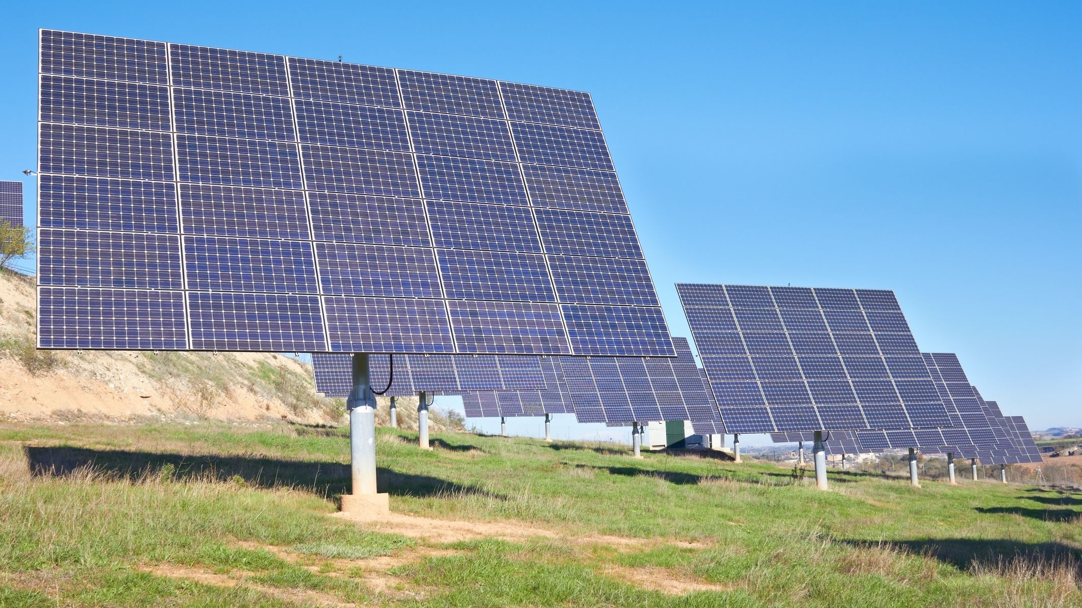 Illustration d'une centrale solaire photovoltaïque au sol.