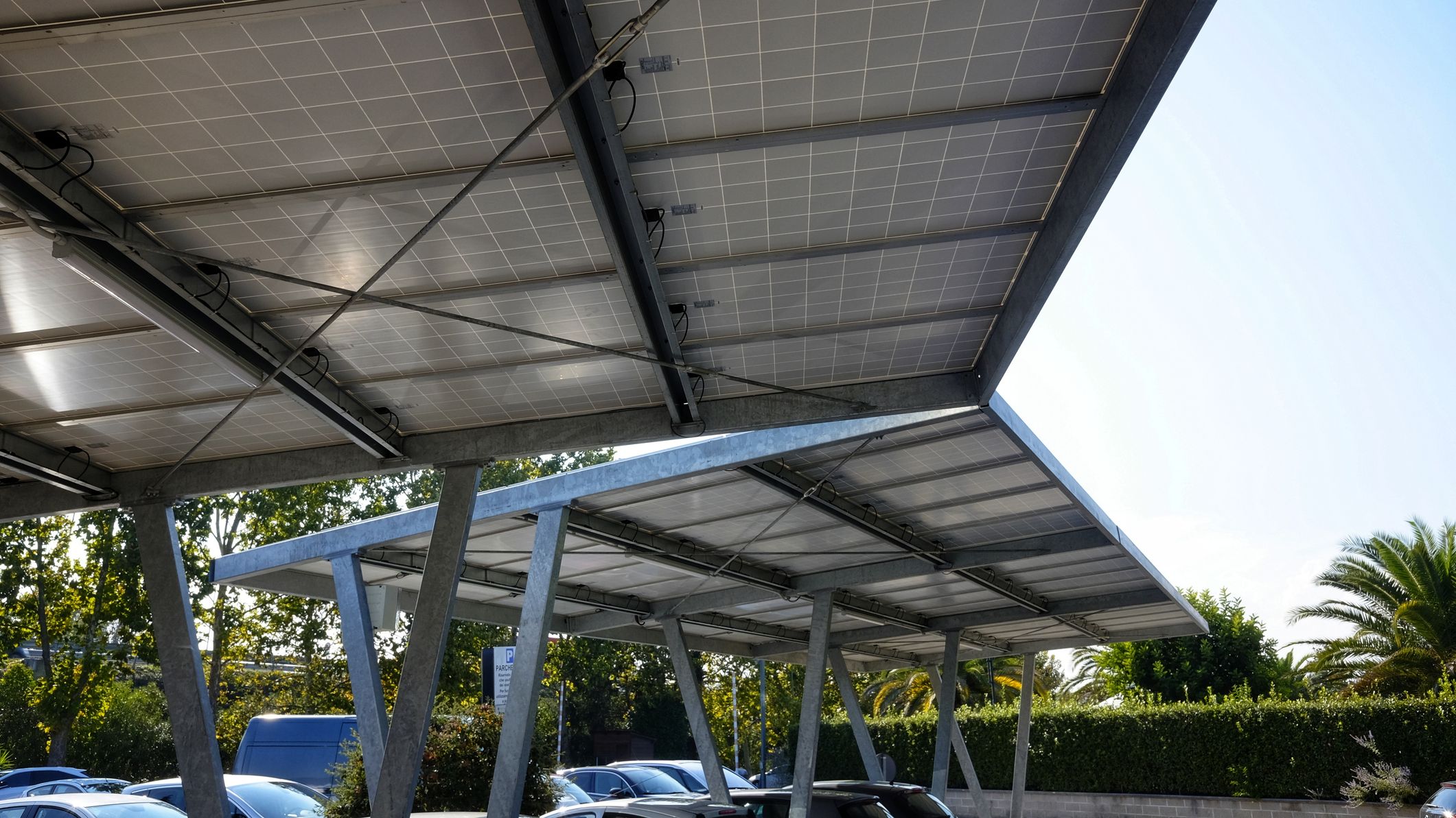 Illustration d'une ombrière solaire photovoltaïque.