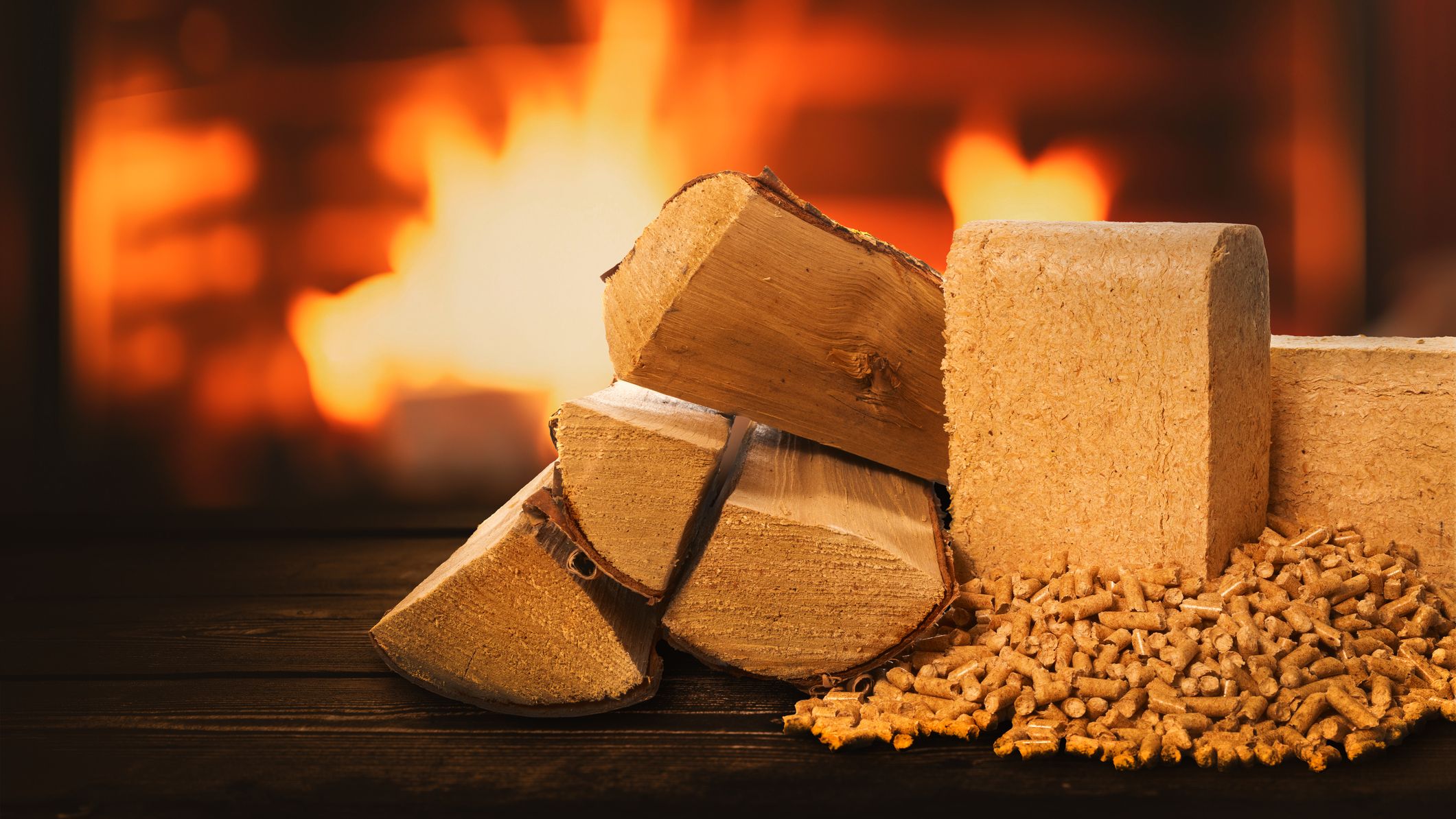 Des bûches et des granulés de bois pour le chauffage.